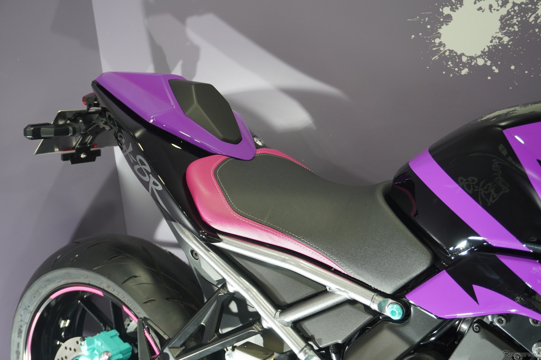 『ストリートファイター6』とコラボレーションした『GSX-8R Tuned by JURI』（大阪モーターサイクルショー2025）