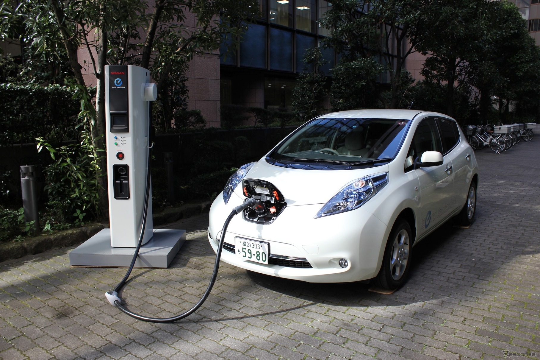 日産自動車、電気自動車用「新型急速充電器」を開発（2011年）