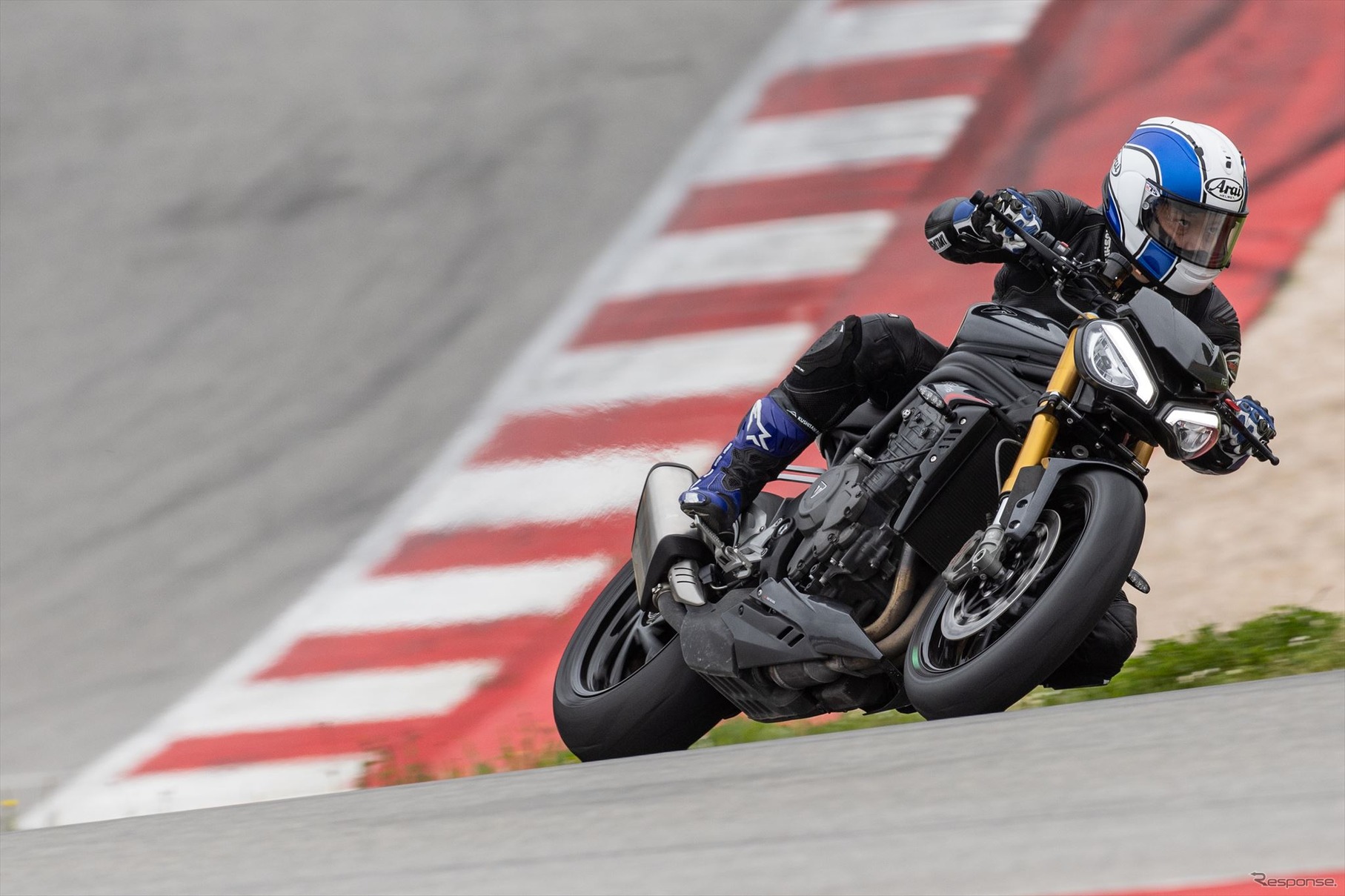 アップハンドルを振り回す感覚のビッグネイキッドでのサーキット走行は、スーパースポーツにはない面白さがある。
