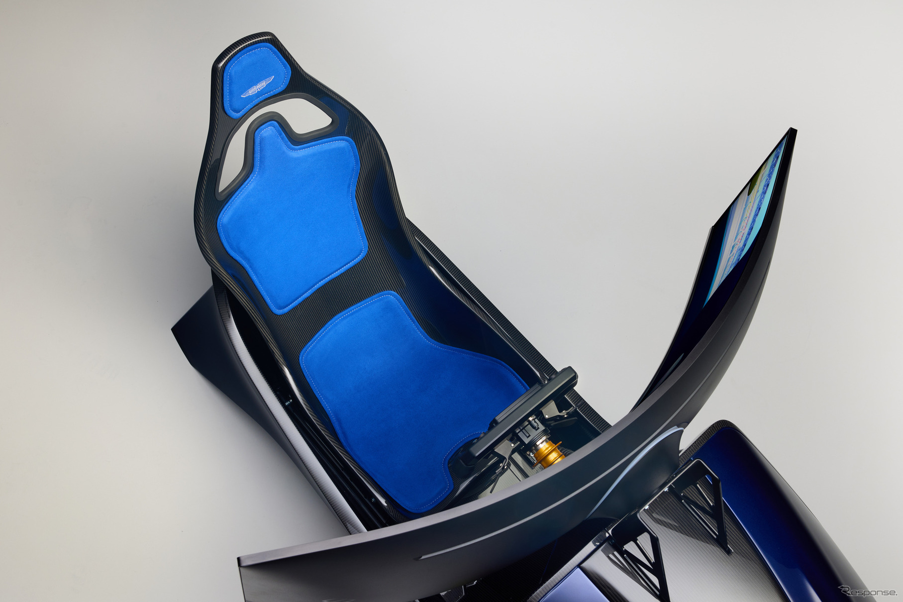 アストンマーティンとカーブレーシングシミュレーターズが共同開発した最新のレーシングシミュレーター「AMR-C01-R」