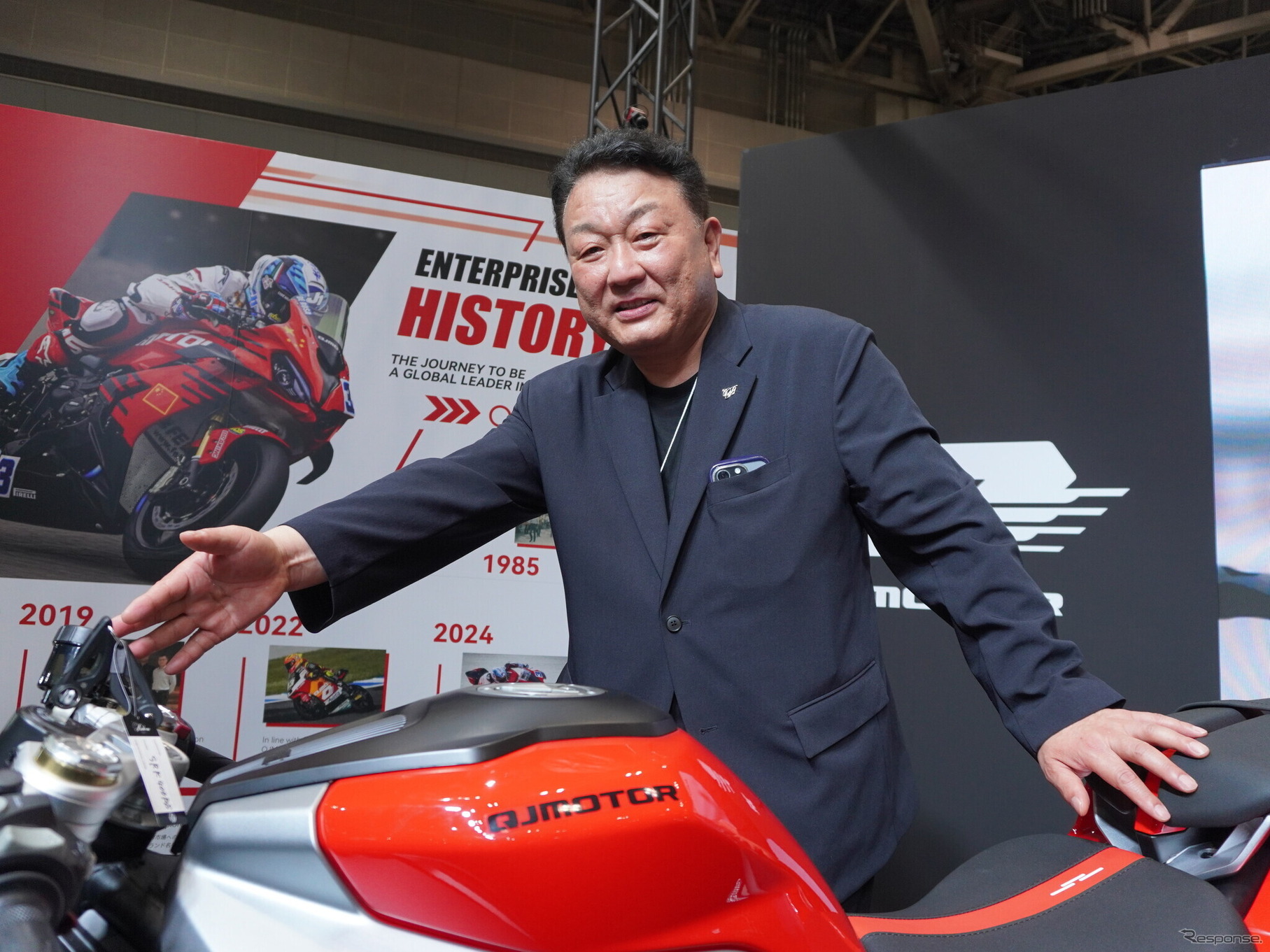 QJモータージャパンの西浩二取締役（東京モーターサイクルショー2025）