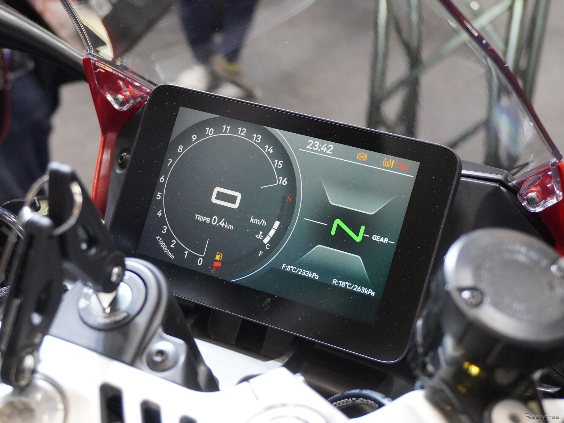 QJモーター SRK400RSのカラーTFTメーターを本邦初公開（東京モーターサイクルショー2025）