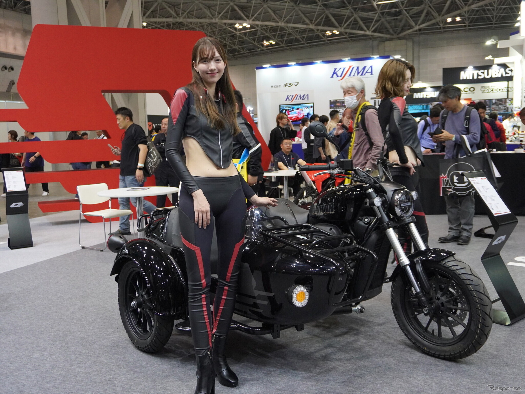 東京モーターサイクルショー2025で大きく展開されたQJモーターのブース