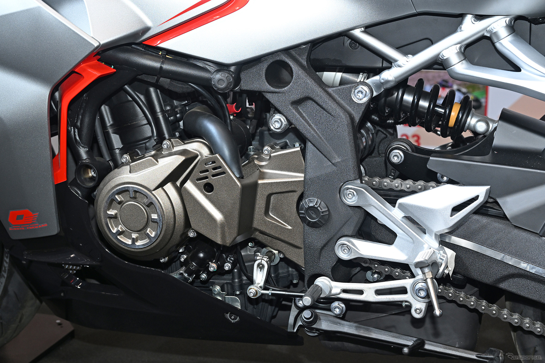 QJモーター SRK400RSに搭載される400cc・4気筒エンジン（東京モーターサイクルショー2025）