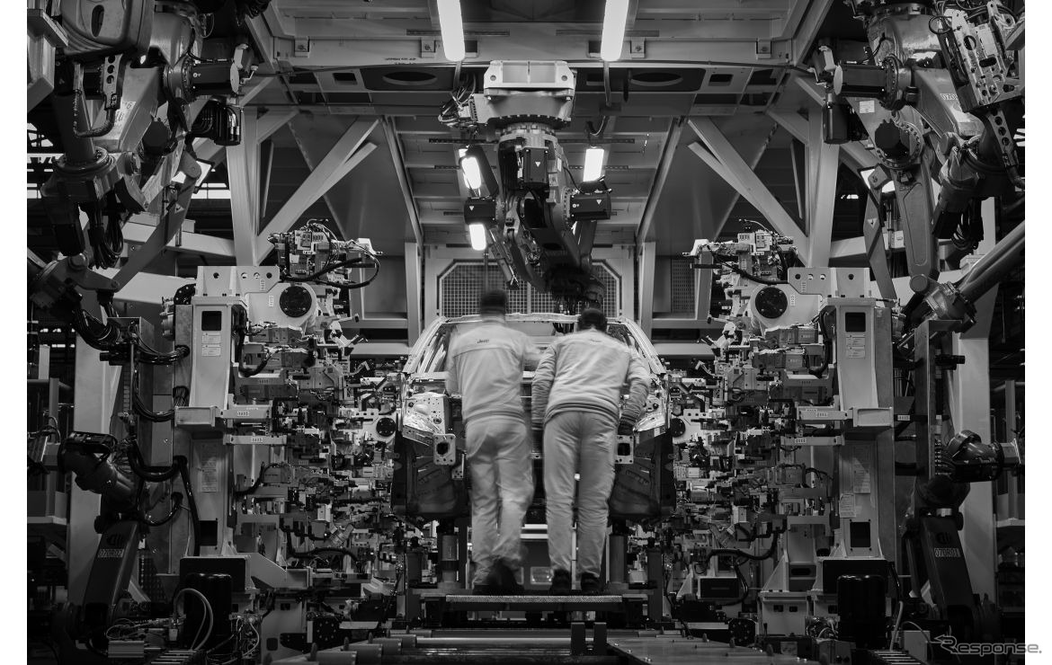 写真家アレッサンドロ・ドビチ氏が撮影した新型『コンパス』のティザー写真