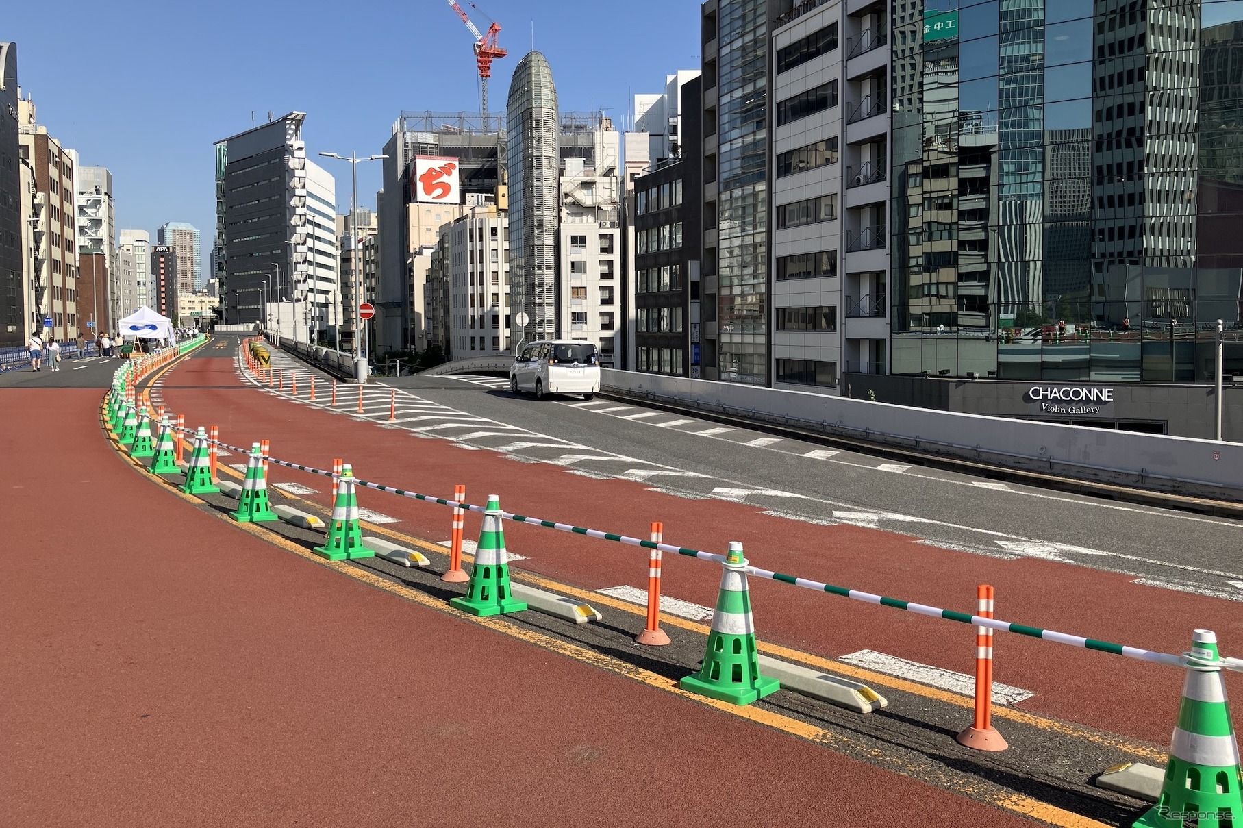 KK線・西銀座入口（GINZA SKY WALK 2024。写真中央の車は通常とは逆向きに駐車）