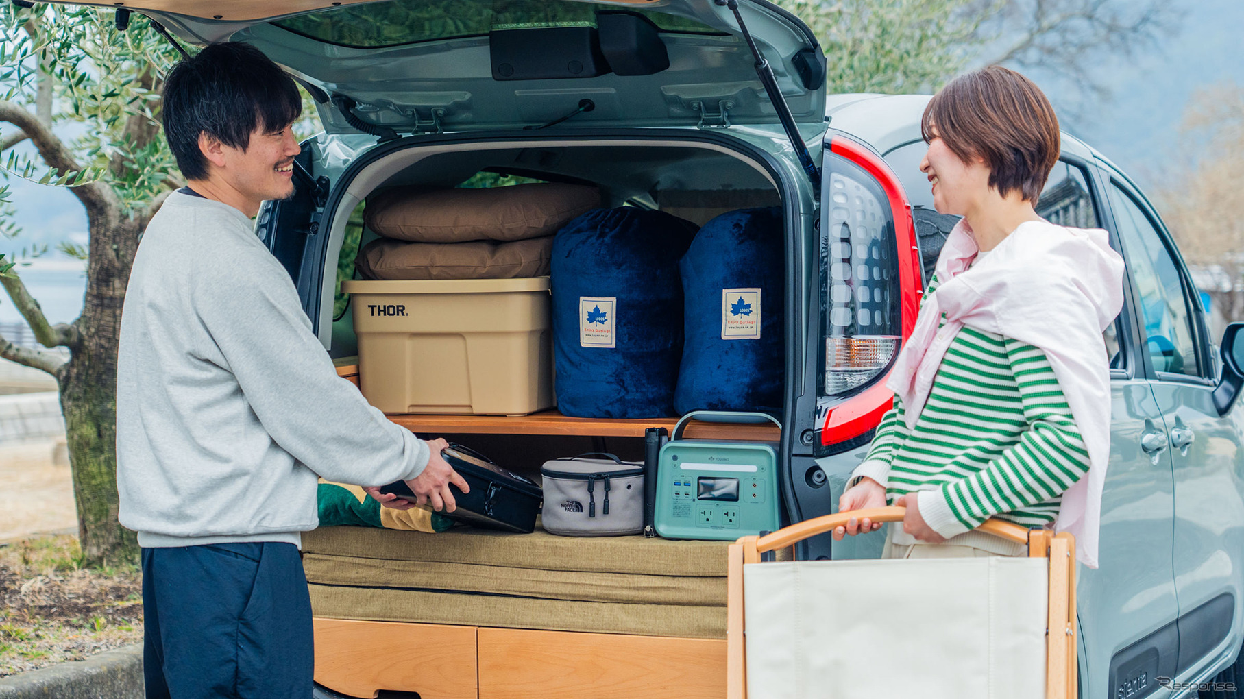 トヨタカローラ香川のカーシェア「TOYOTA SHARE」の車両に、YURTが展開する天然木製車中泊キット「VANLIFE ROOMKIT」を搭載