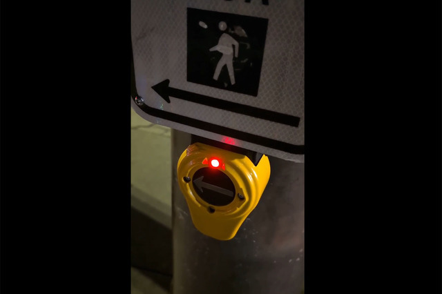 歩行者信号ボタンを押すとマスクやトランプのAI音声で風刺メッセージ流れる。シリコンバレーでハッキング被害