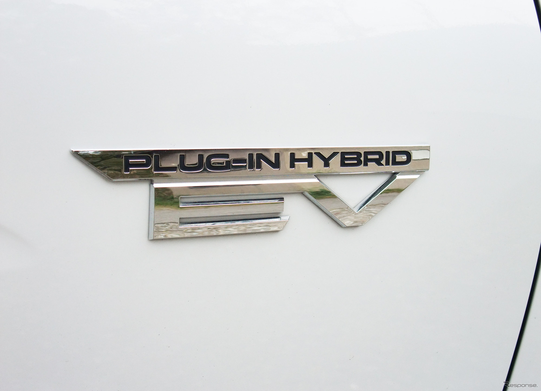 車体側面のPHEVロゴ。