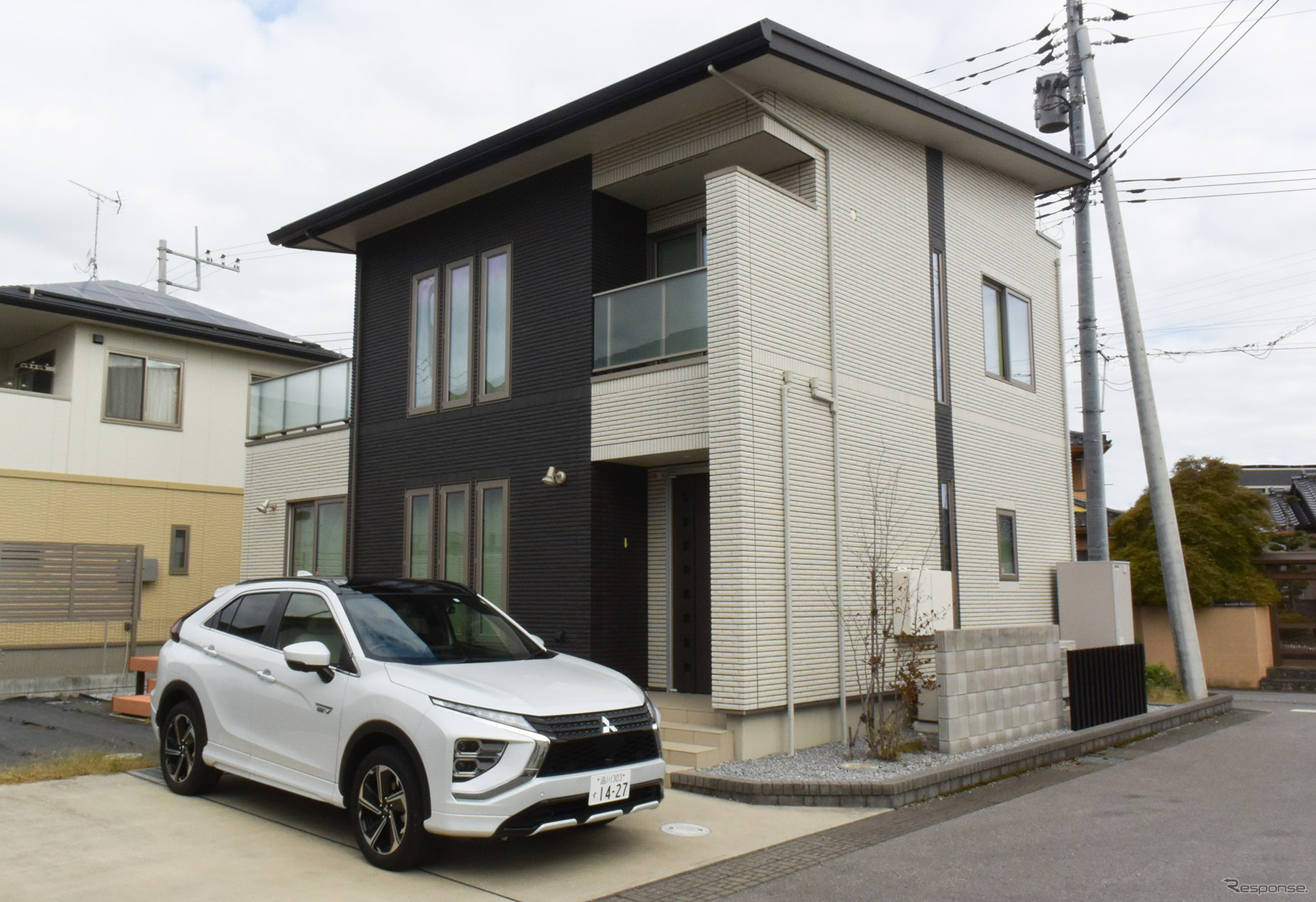 今後日本の建築基準の標準となるネットゼロエネルギーハウス(ZEH)とエクリプスクロスPHEV。