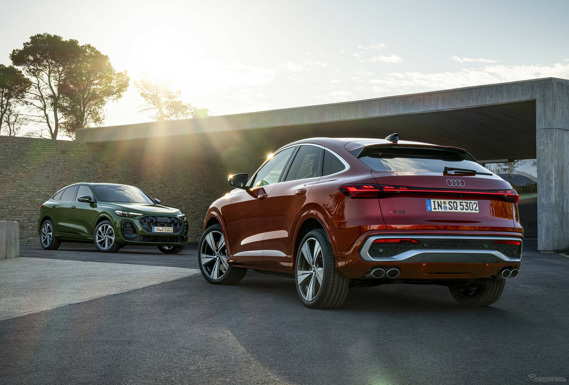 アウディ Q5スポーツバック（左）とSQ5スポーツバック（右）