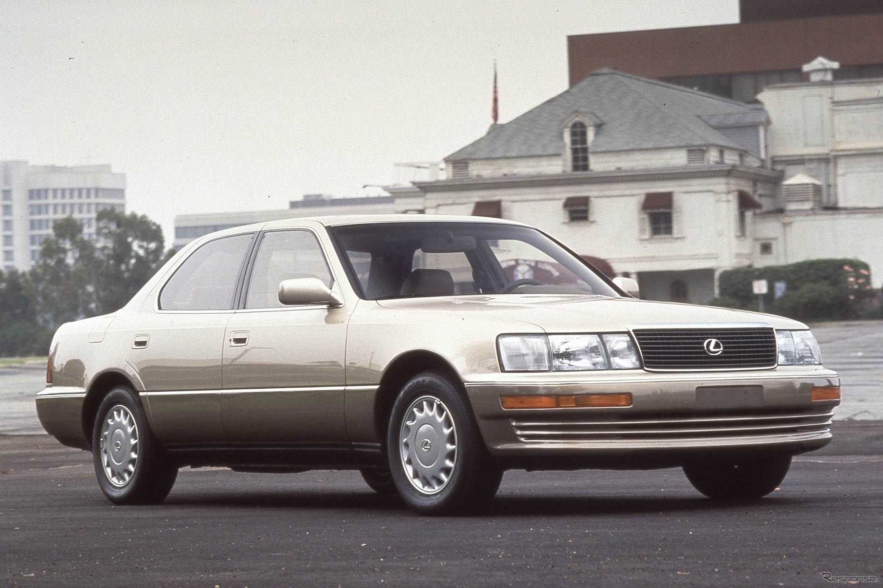 レクサスLS400（1989年）。ボンネットの上にシャンペンタワーを積みあけてエンジンを始動し、回転を上昇させるテレビCMが放映された