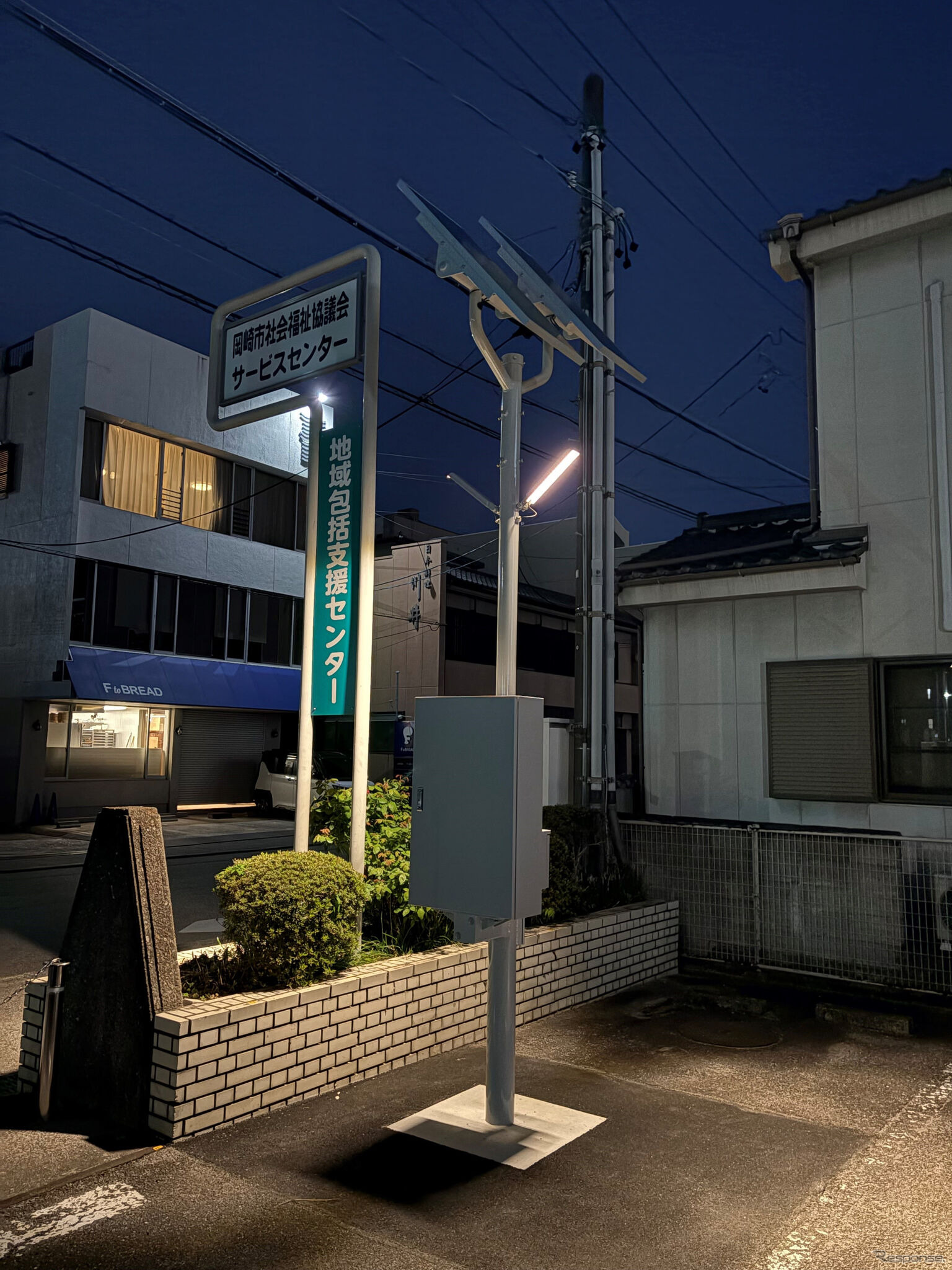 三菱『アウトランダーPHEV』使用済みバッテリーを再利用した自律型街路灯