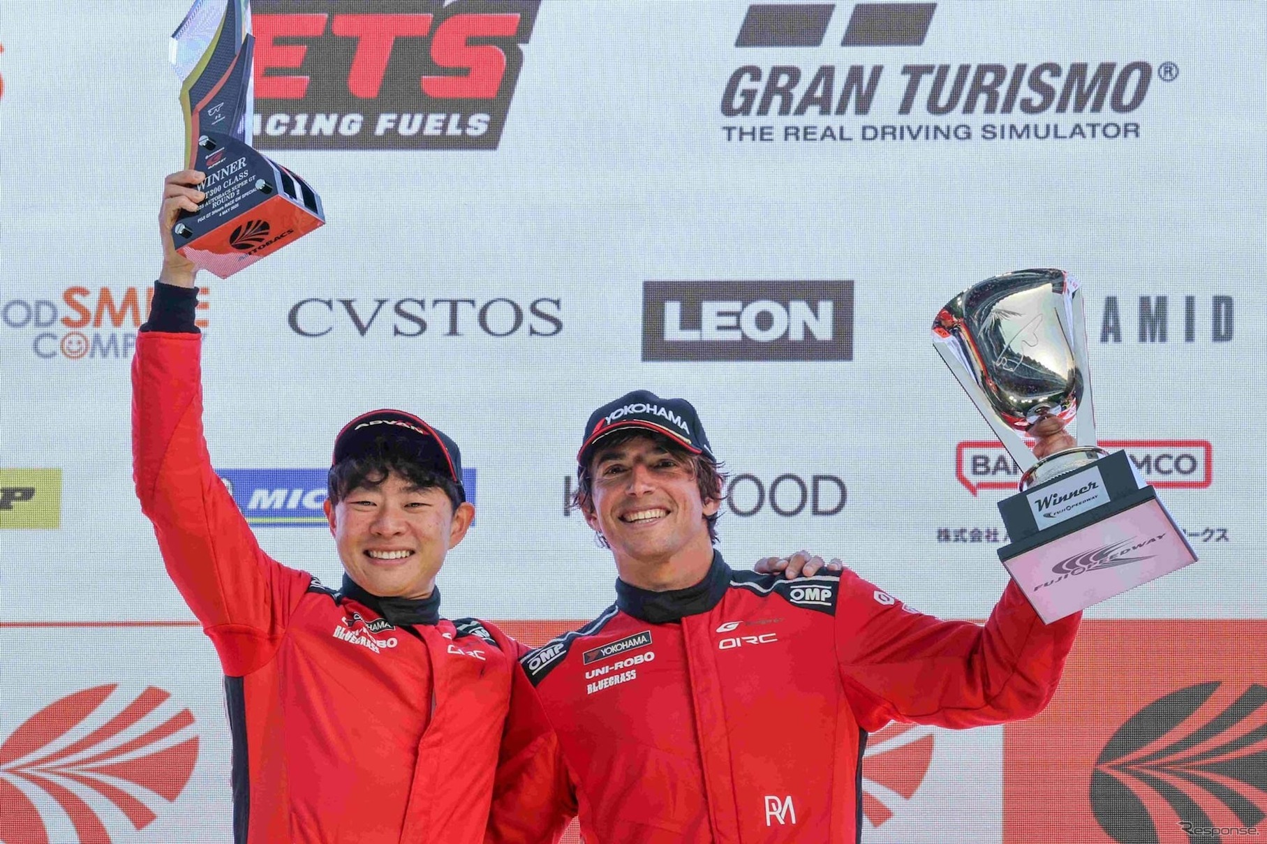 勝利を喜ぶ片山義章選手（写真左）と ロベルト・メリ・ムンタン選手