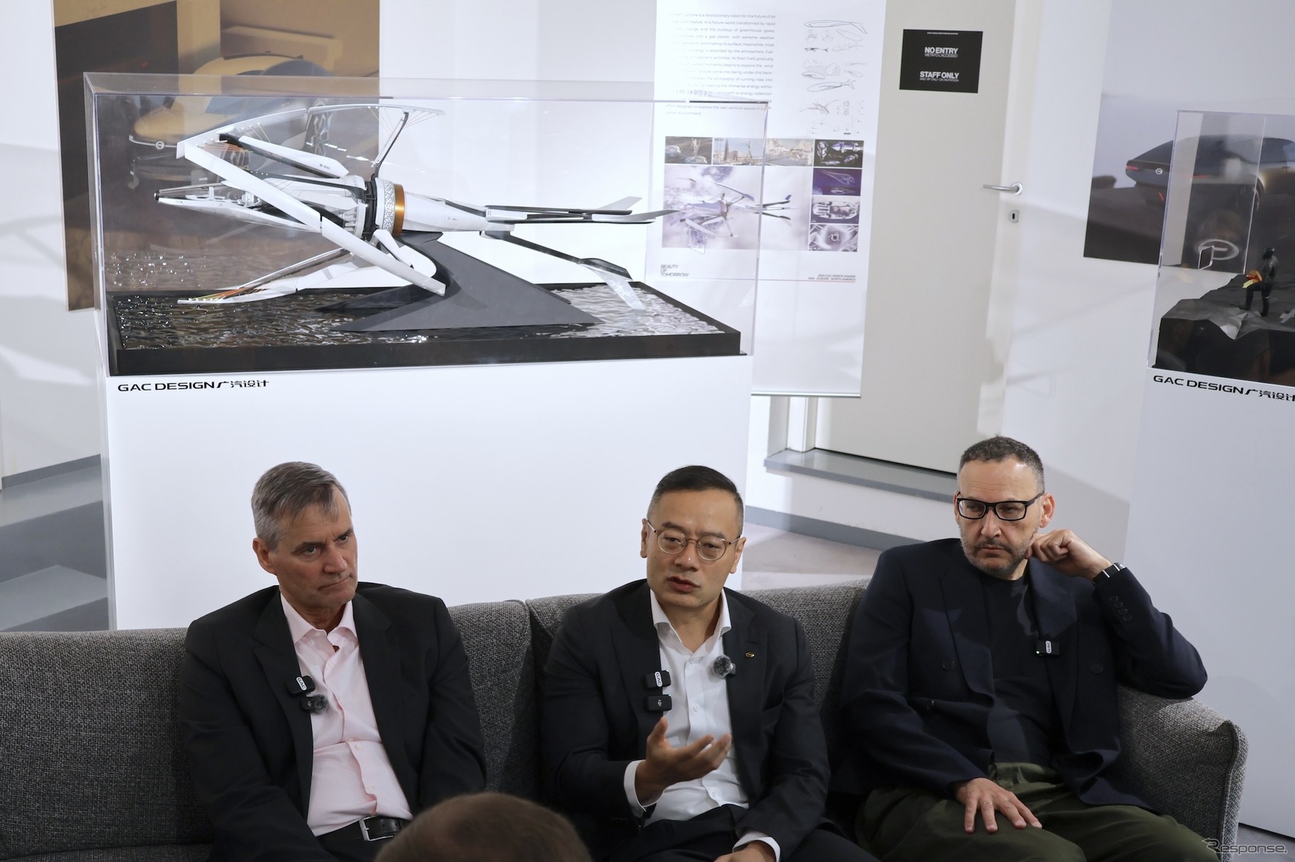 GACのデザイン・アウォード作品展示室。中央はデザイン担当副社長のファン・ツァン、右はミラノ・センター長のステファン・ジャナン