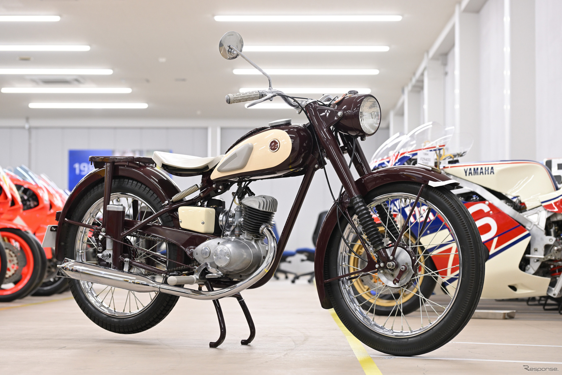 ヤマハ初の市販車となった『YA-1』（1955）。そのスリムさと車体色から「赤とんぼ」の愛称で親しまれた