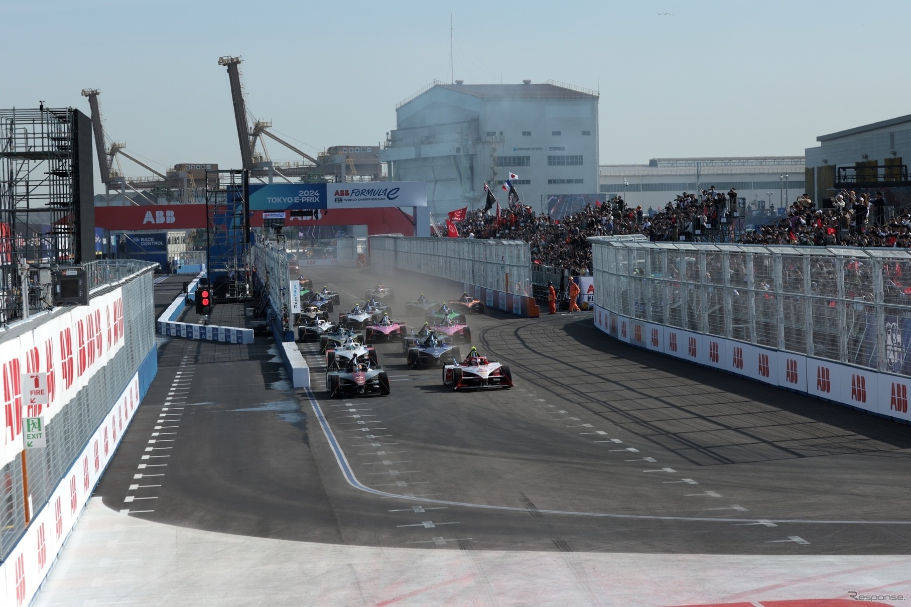 ホームストレートからターン1を左折、画面右へ。画面左はピット出口（東京 E Prix 2024）　(c) Formula E