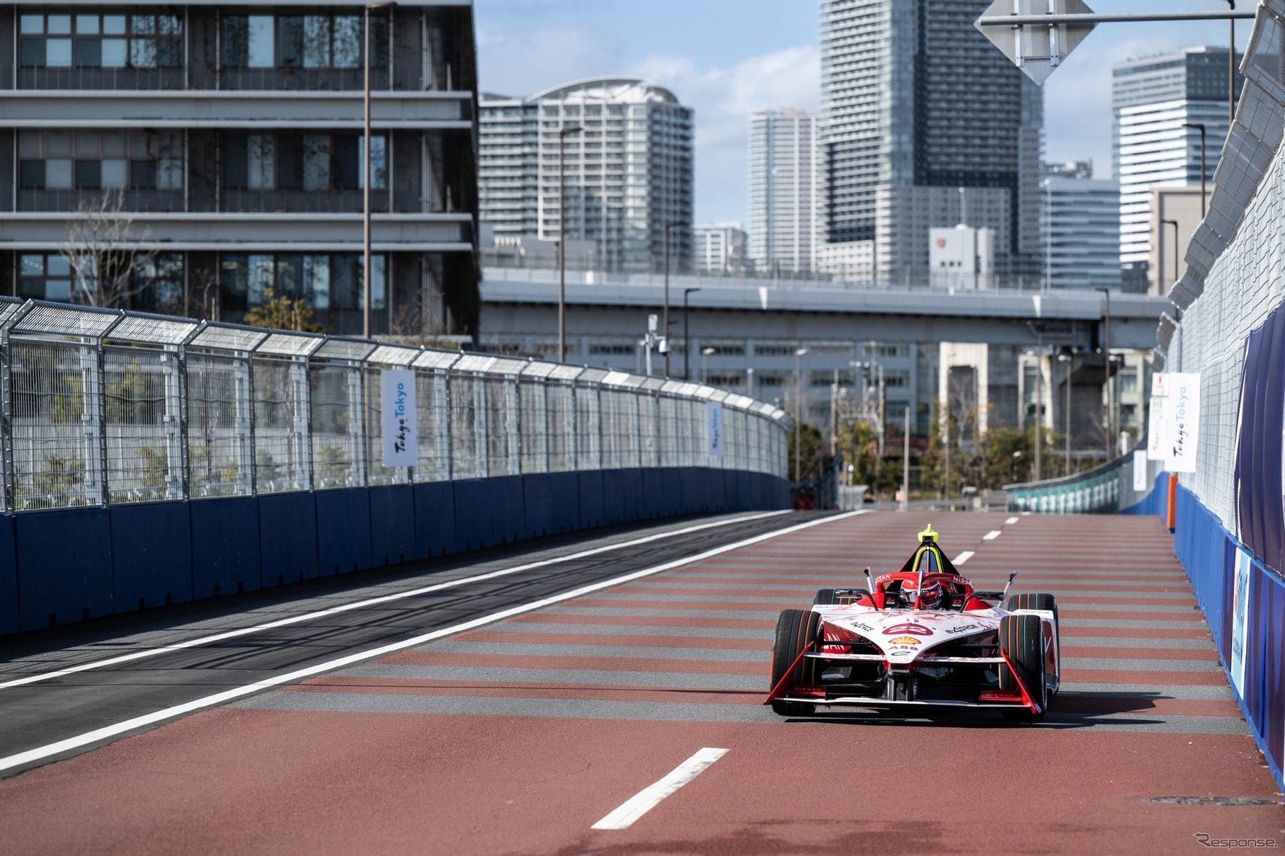 ターン8から9へのストレート。画面左は都バスの営業所、奥は首都高速湾岸線（東京 E Prix 2024）　(c) Formula E