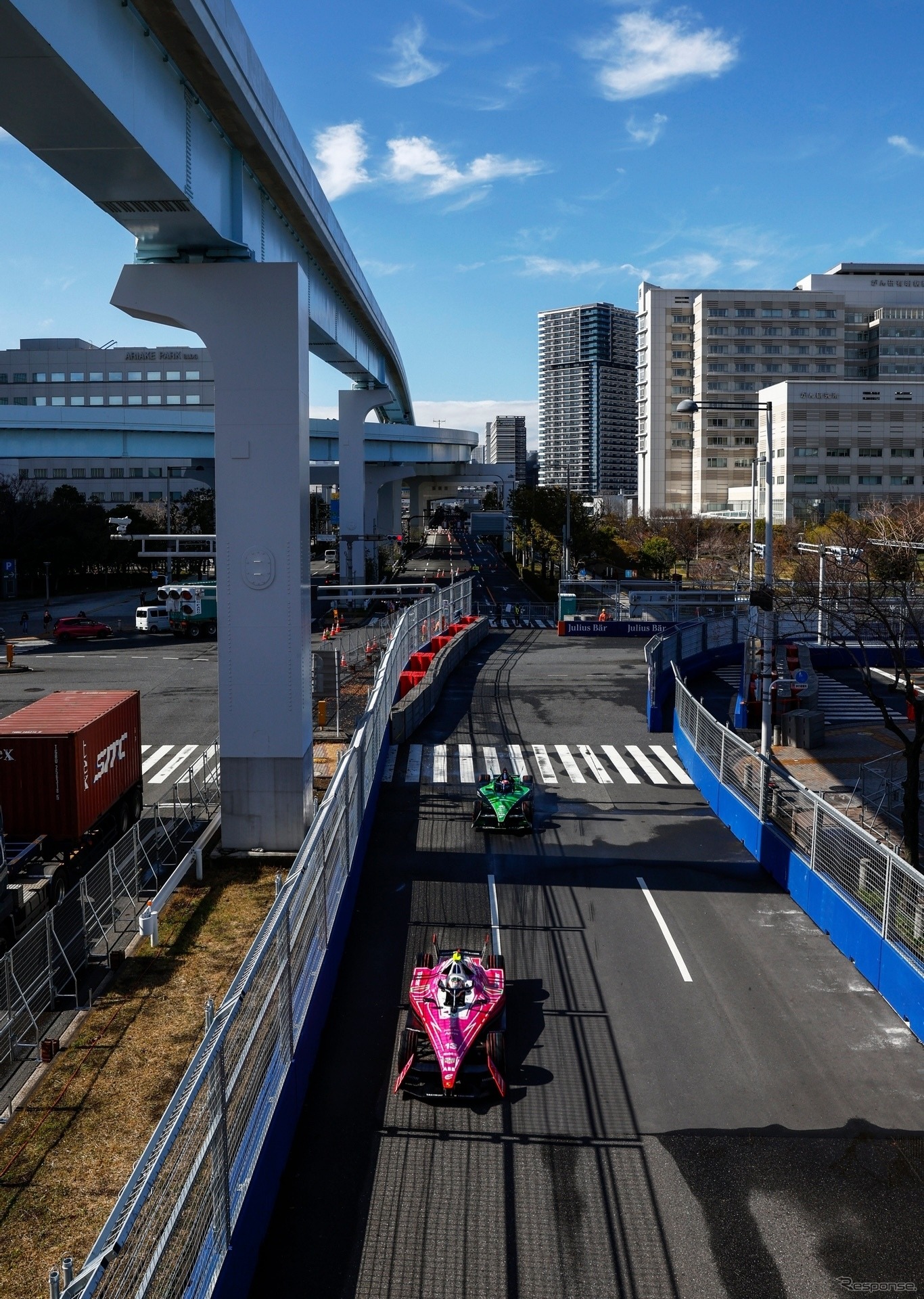 画面右から手前へ、ターン12を左折。上空はゆりかもめの引き込み線（東京 E Prix 2024）　(c) Formula E