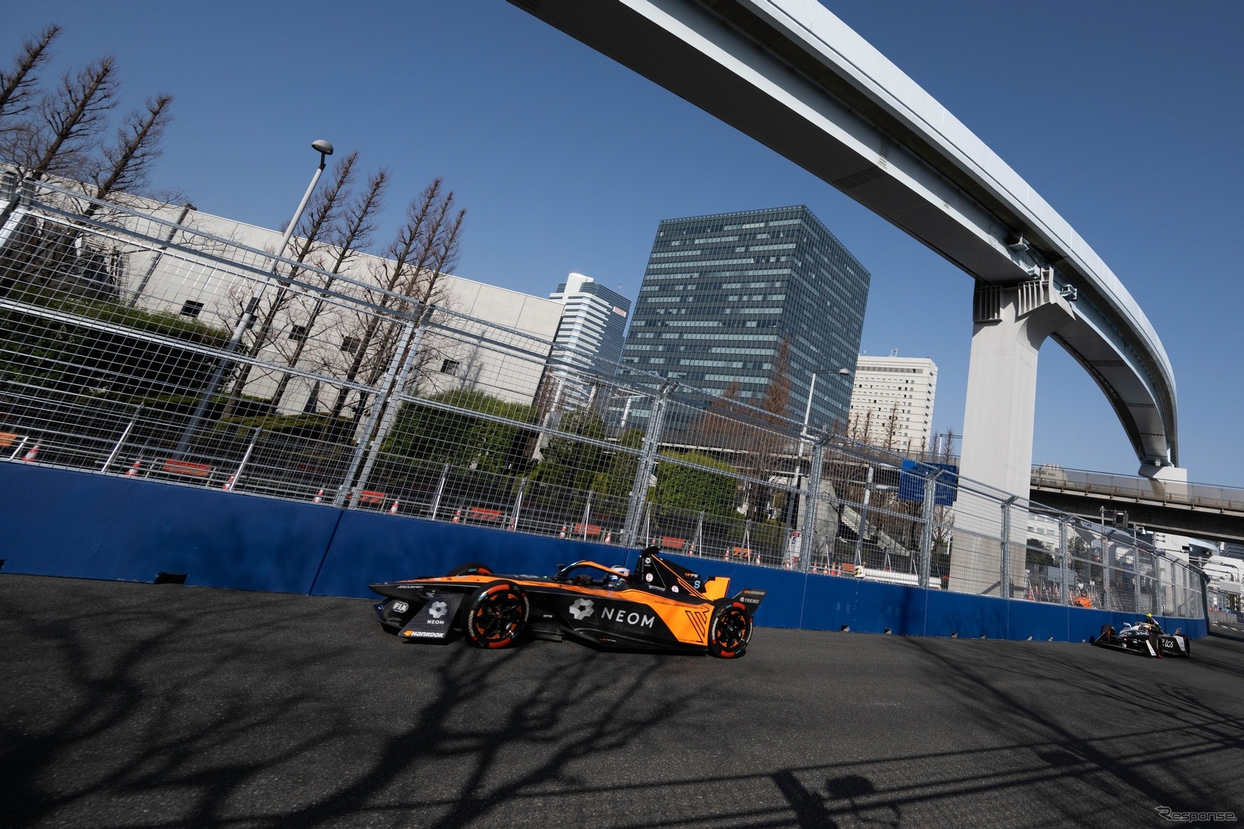 ターン13。上空はゆりかもめの引き込み線（東京 E Prix 2024）　(c) Formula E