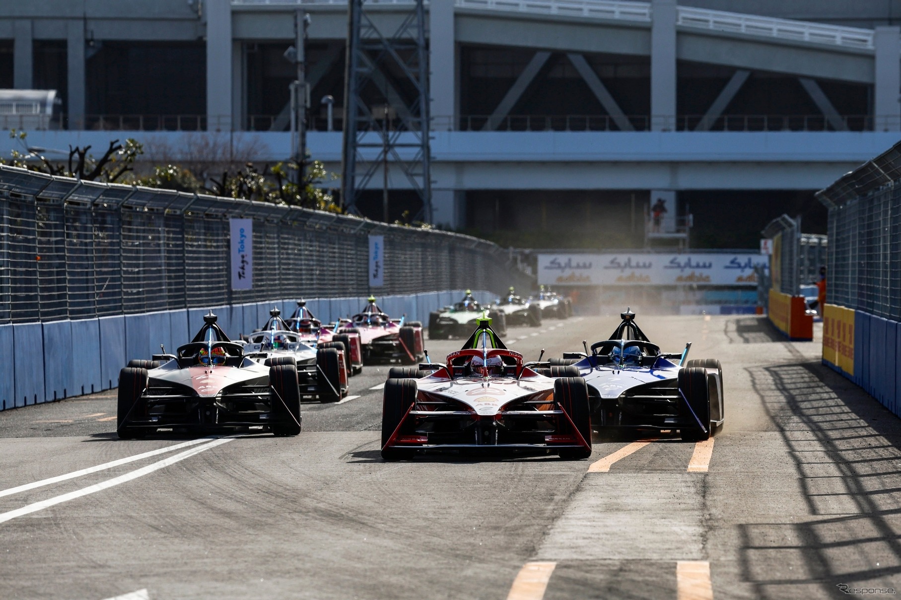 ターン15を抜けたストレート。ふだんは駐車場アクセス道路（東京 E Prix 2024）　(c) Formula E