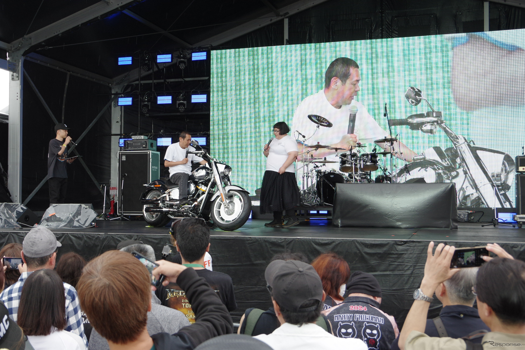 バイク好き芸人のノッチさん（中央）、安藤なつさん（右）とファットボーイ グレイゴースト