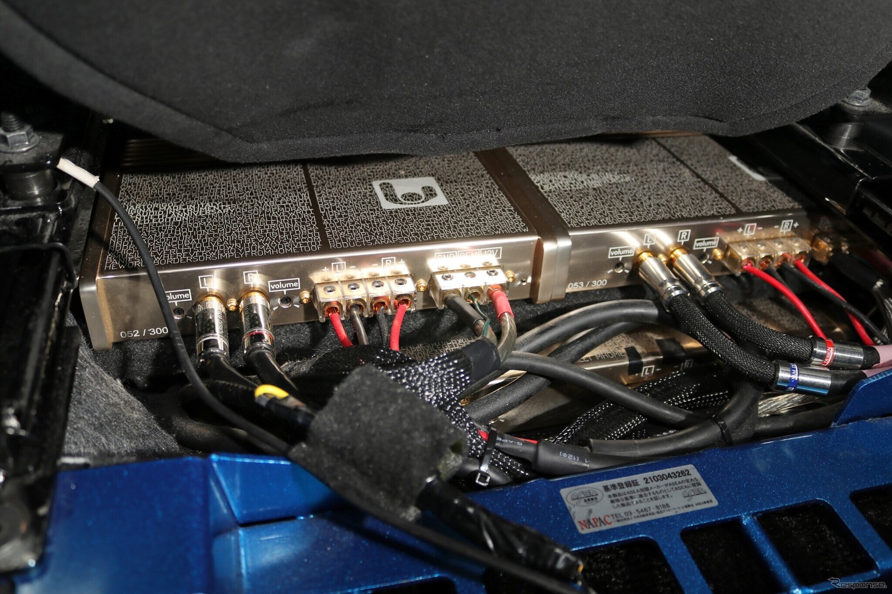 運転席下をのぞき込むとこの通りINGOT1×2台が見える、クルマの重心位置に重量物を設置するのがこのクルマのテーマとなった。