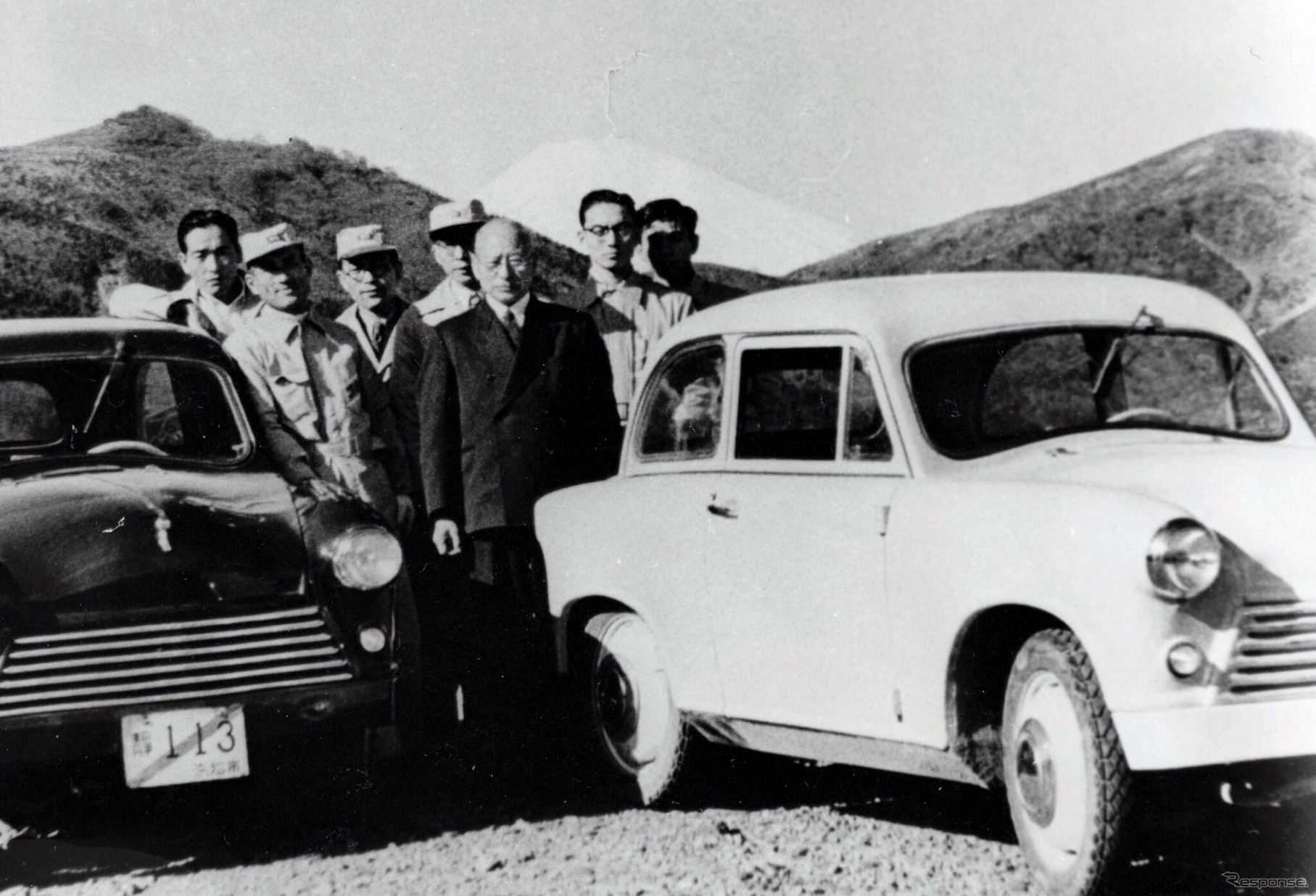鈴木道雄氏とスズキ最初の自動車「スズライト」の開発チーム（1954年）