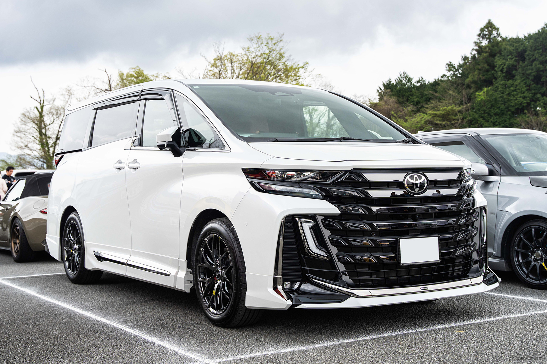 TOYOTA ヴェルファイア × ホムラ 2×7FT…レイズファンミーティング2025