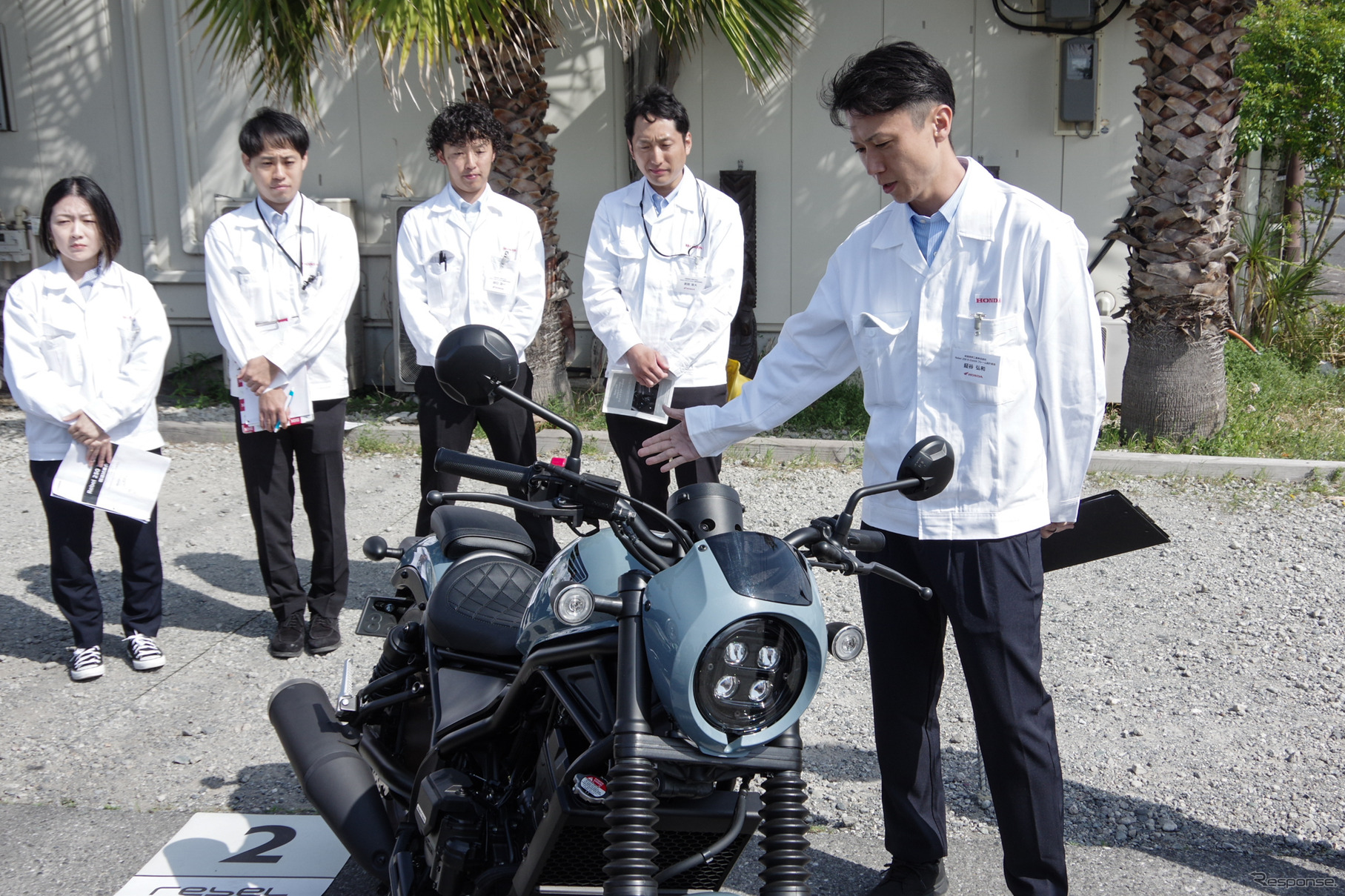 ホンダ レブル250の開発エンジニア、商品開発部 商品開発課の鉦谷弘和氏（右）