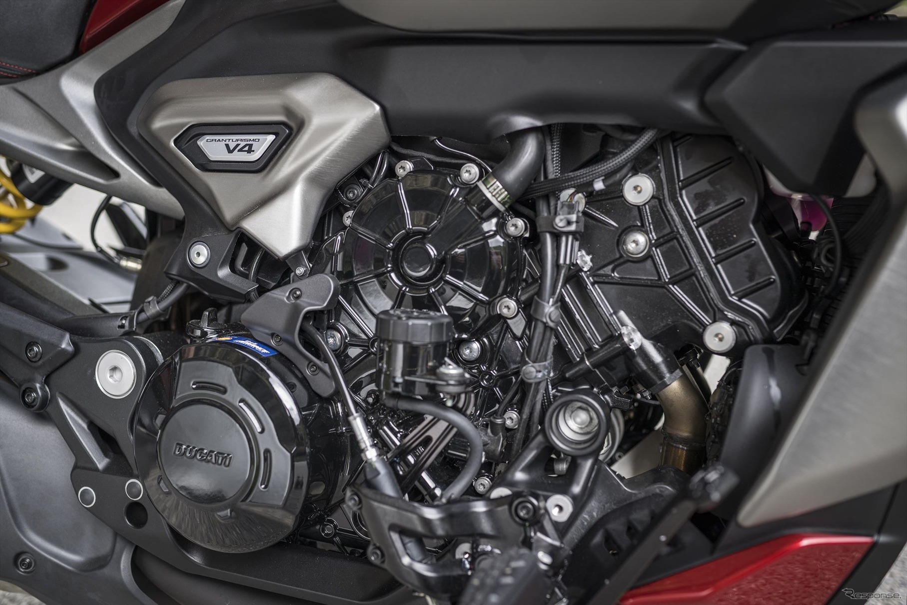 1158ccのグランツーリスモエンジンを搭載。中速寄りのセットだが、V4エンジン特有の爆発間隔や逆回転クランクはパニガーレと同様。168hp/10750rpm、12.8kgm/7500rpmを発揮する。