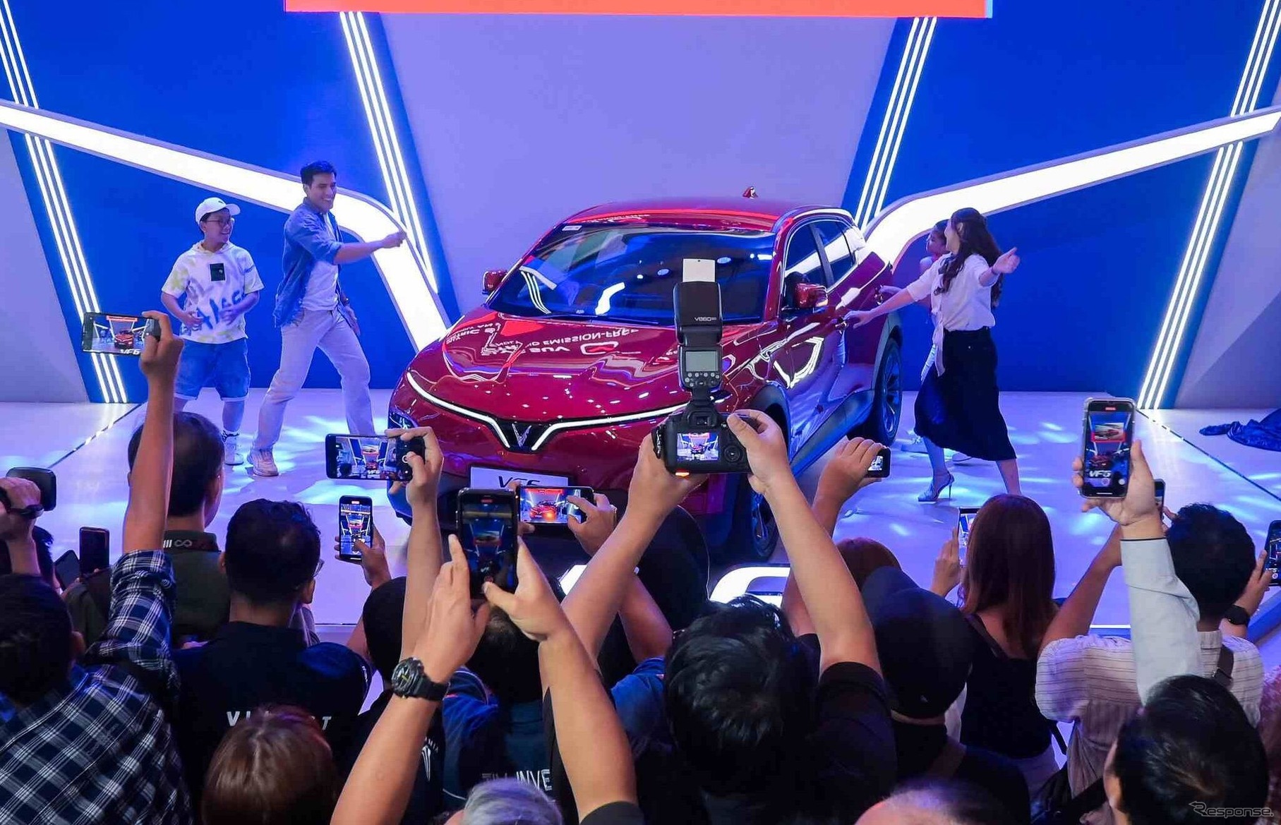 ビンファストの電動SUV『VF6』の右ハンドル仕様をインドネシアで初公開