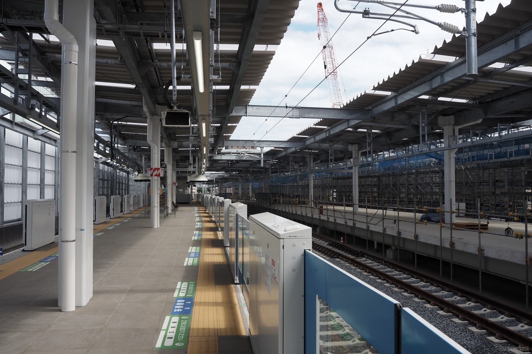 新宿線下り線ホーム（奥が所沢方面）