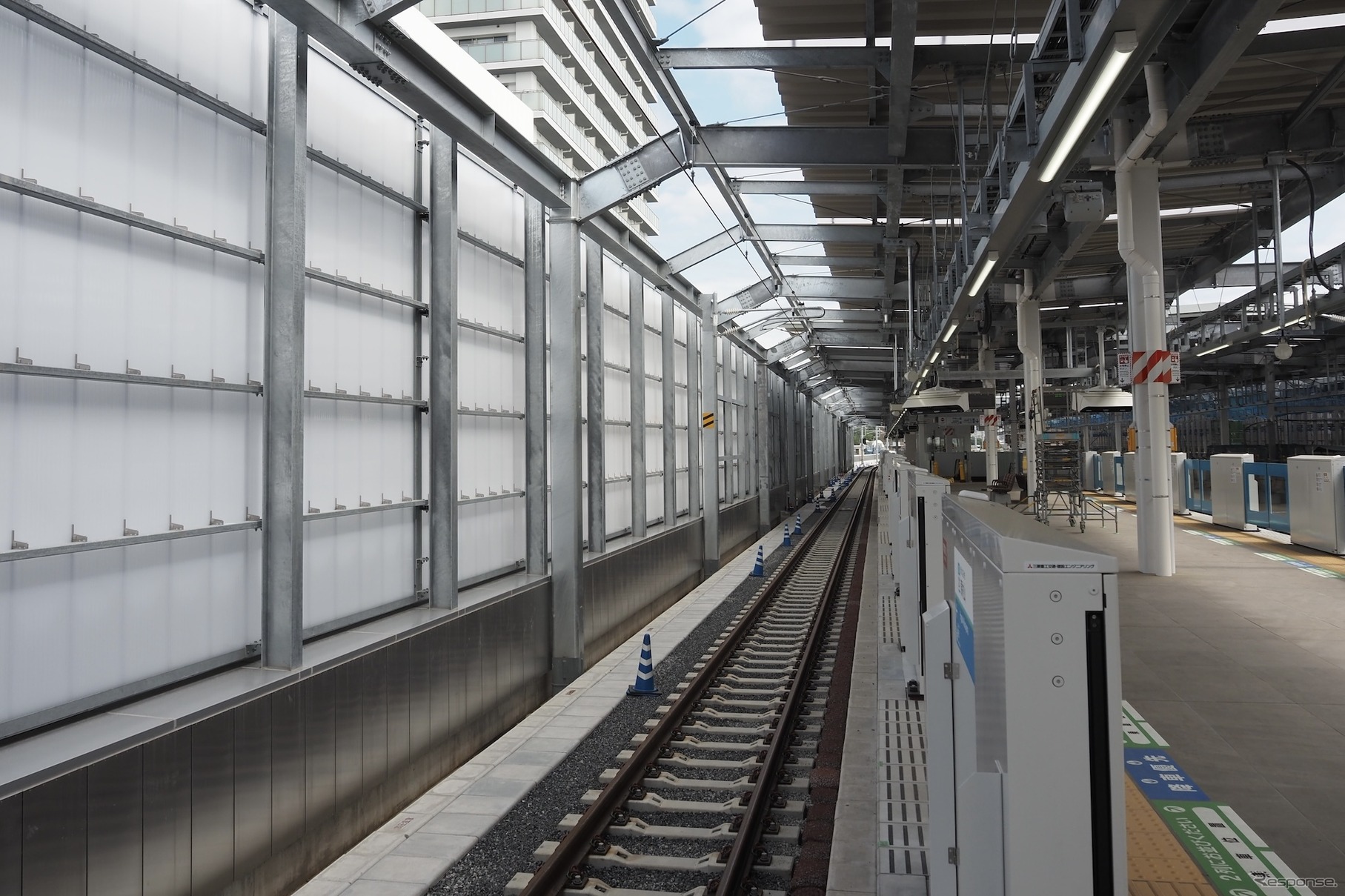 新宿線下り線（奥が所沢方面）