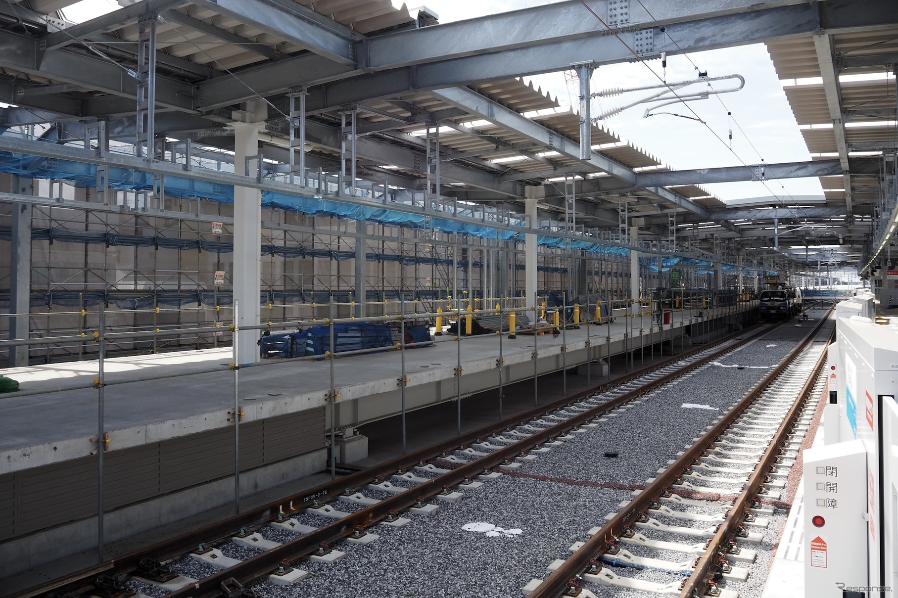 新宿線上り線ホーム（画面右奥が所沢方面）
