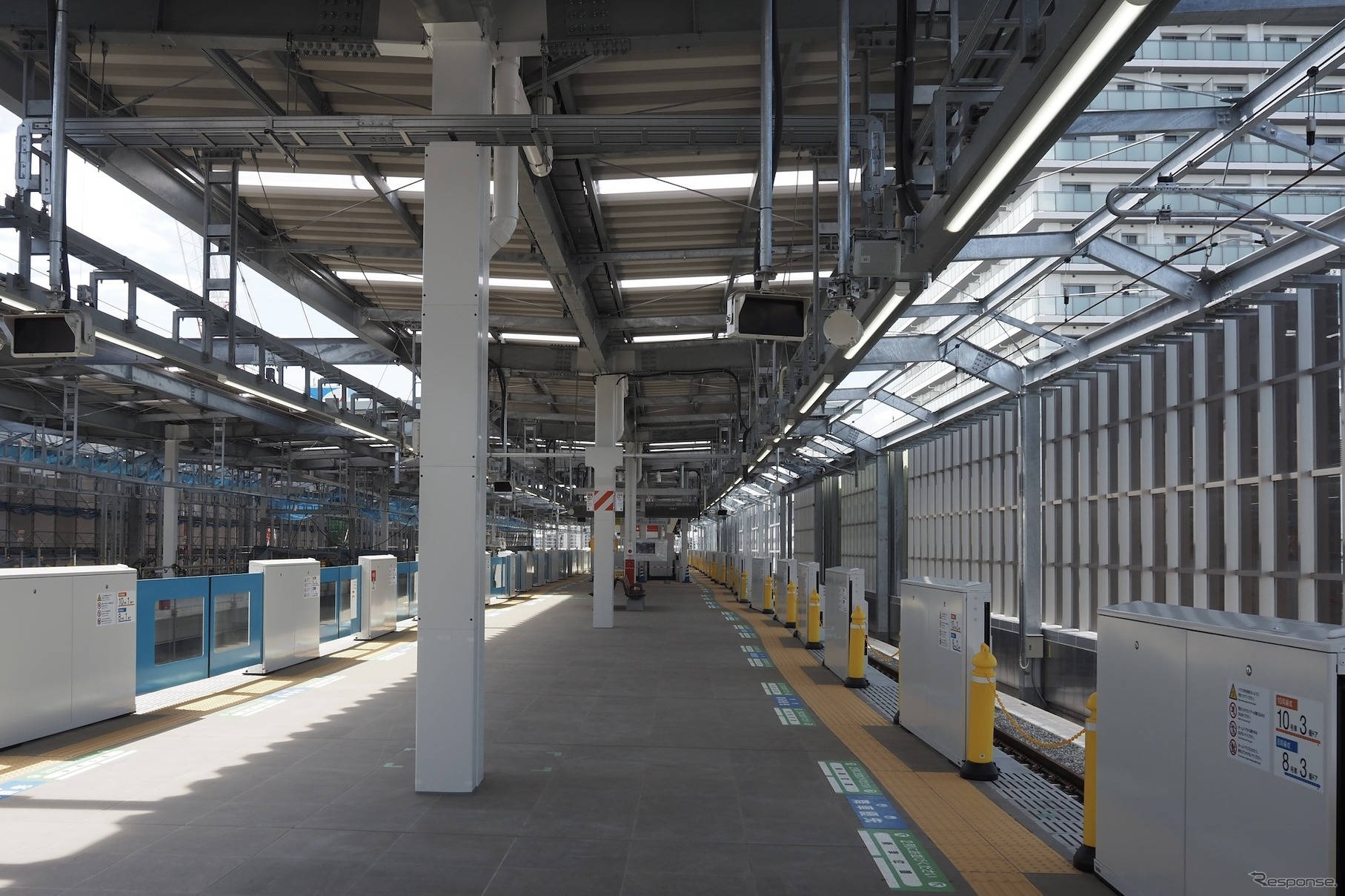 新宿線下り線ホーム（奥が西武新宿方面）