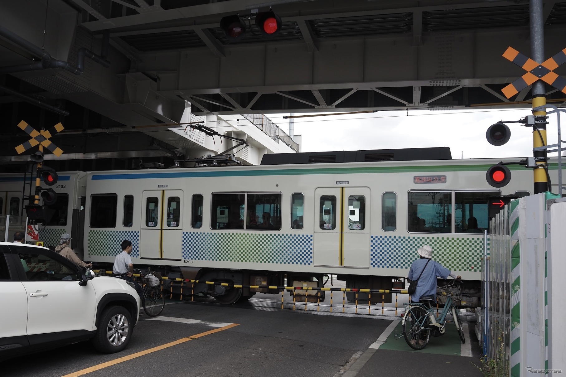 久米川第2号踏切・鷹の道。左手の東村山駅から出発する、国分寺線に入線したばかりの8000系電車