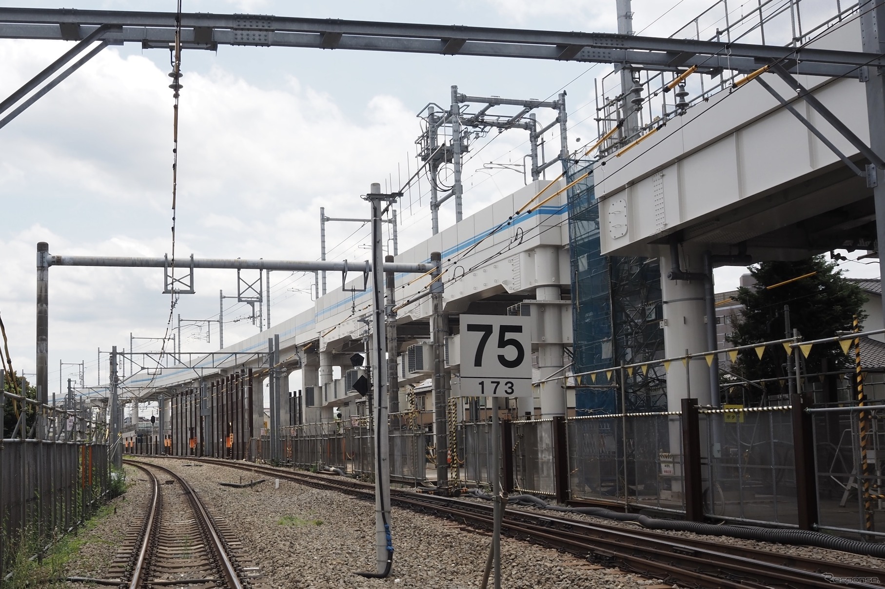 久米川第2号踏切・鷹の道から撮影。写真奥が西武新宿方面、背後が東村山駅