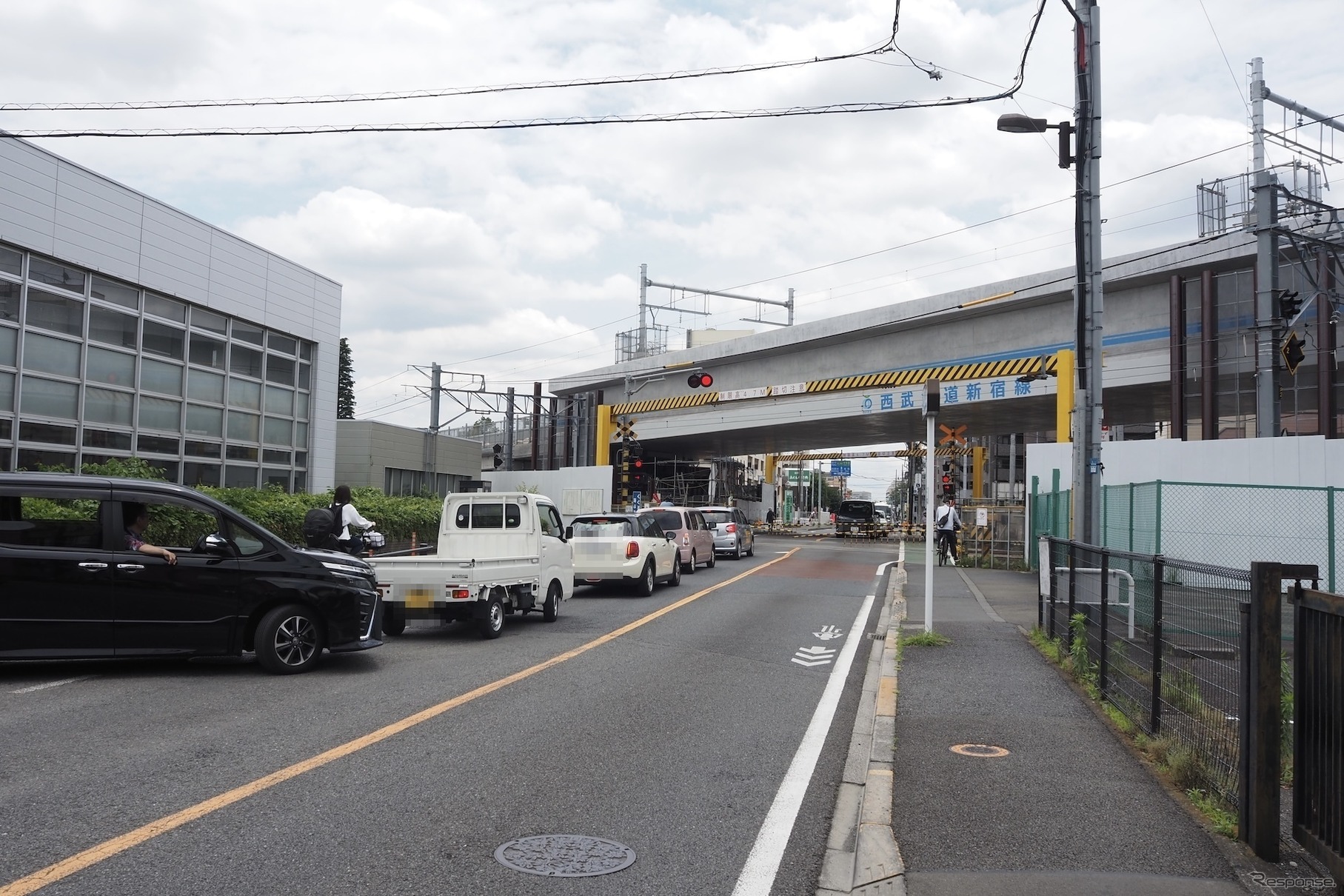 久米川第2号踏切・府中街道。画面右手前が東村山駅