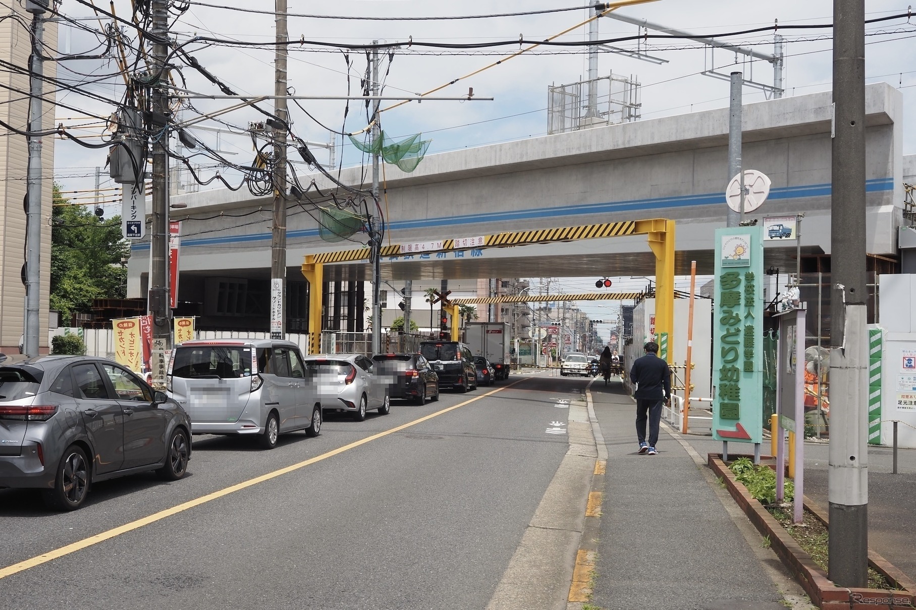 久米川第2号踏切・府中街道。画面左奥が東村山駅