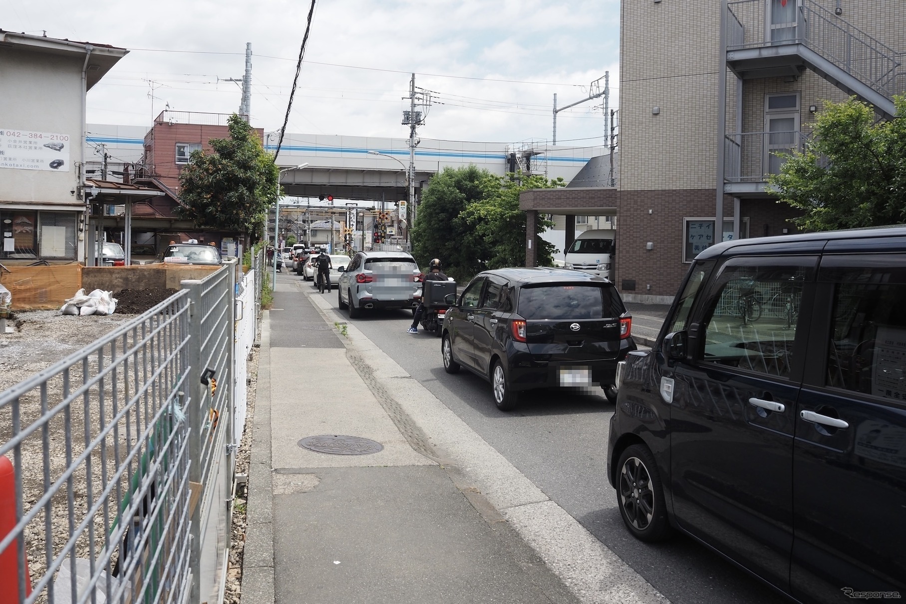 久米川第2号踏切・鷹の道。画面左が東村山駅
