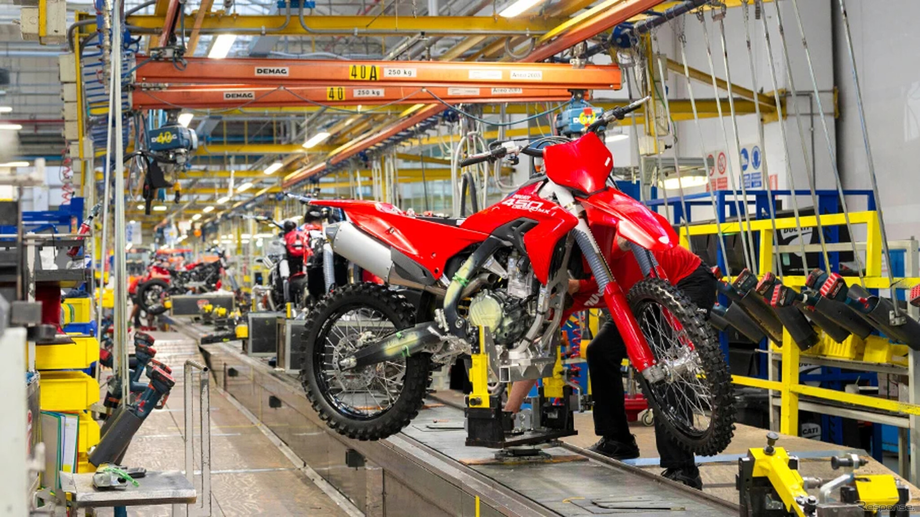 ドゥカティが同社初となるモトクロス専用車「Desmo450 MX」の量産を開始