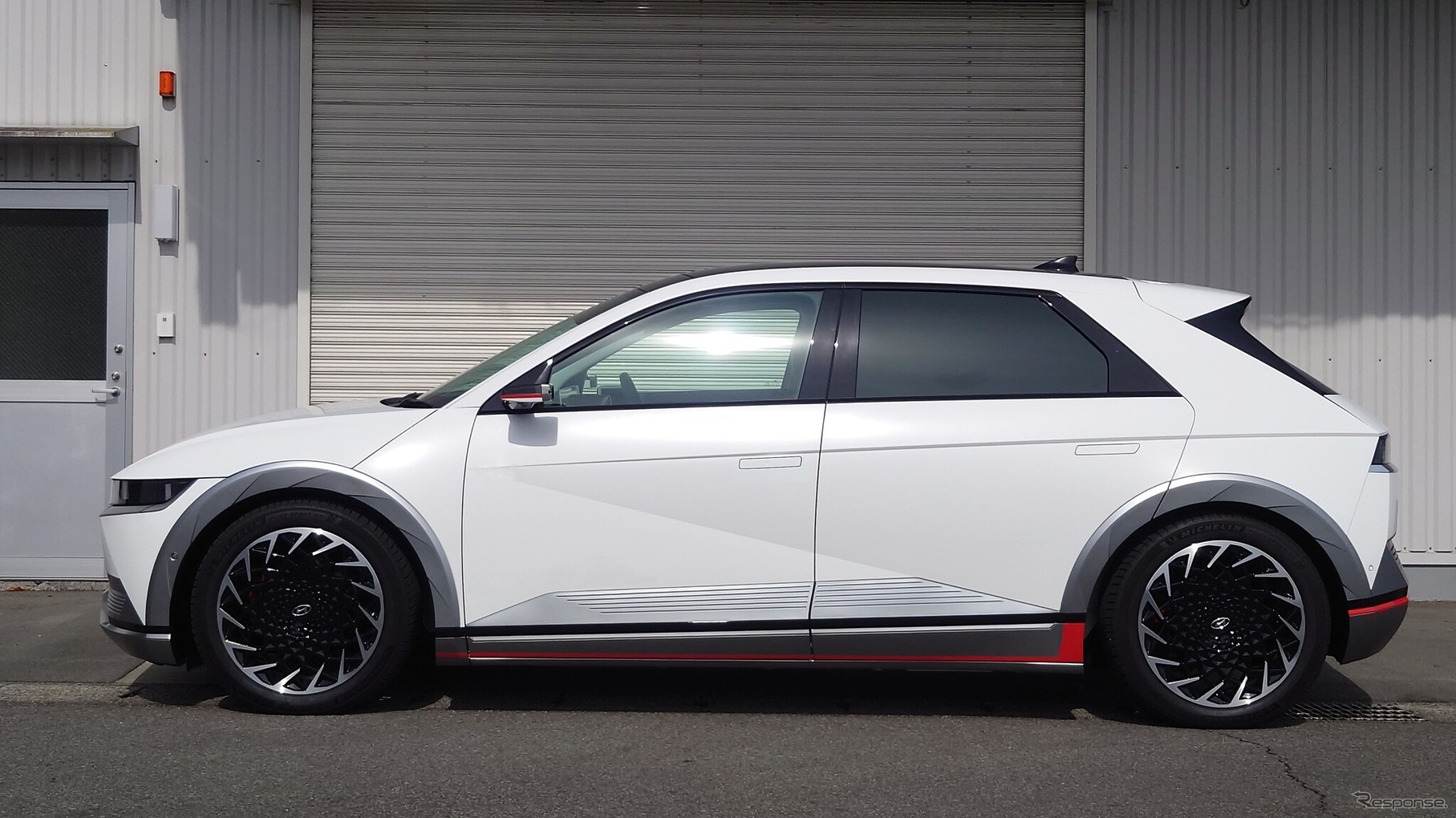 HKS ハイパーマックスS アイオニック5装着例（出荷時車高・フロント：30mmダウン / リア：38mmダウン）