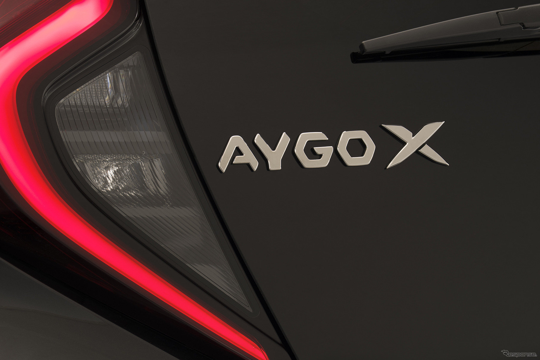 トヨタ アイゴX ハイブリッド