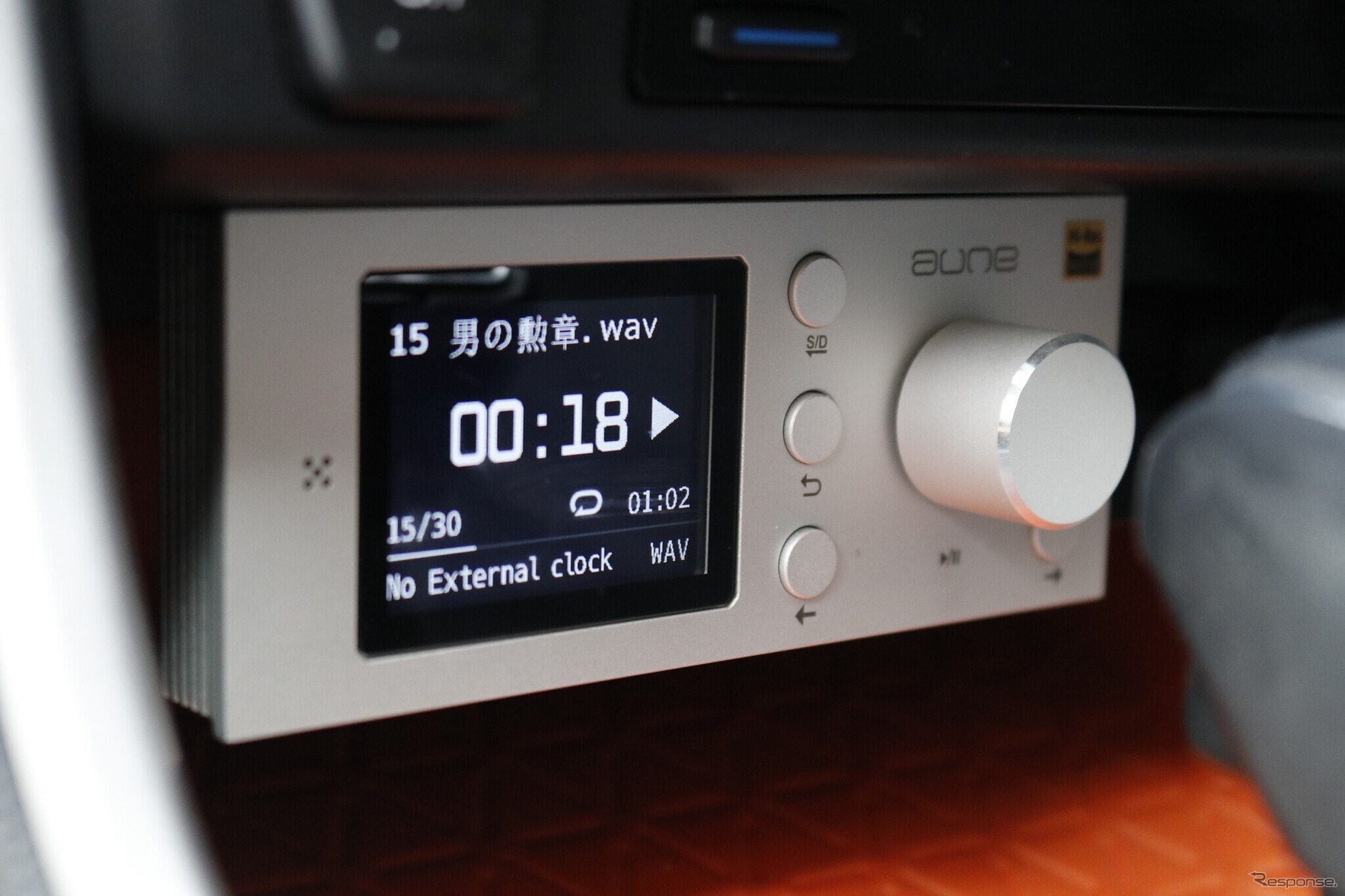 アウネのリモコンは表示部も大きく曲セレクトなどでも扱いやすい。車載モデルならではの魅力だろう。