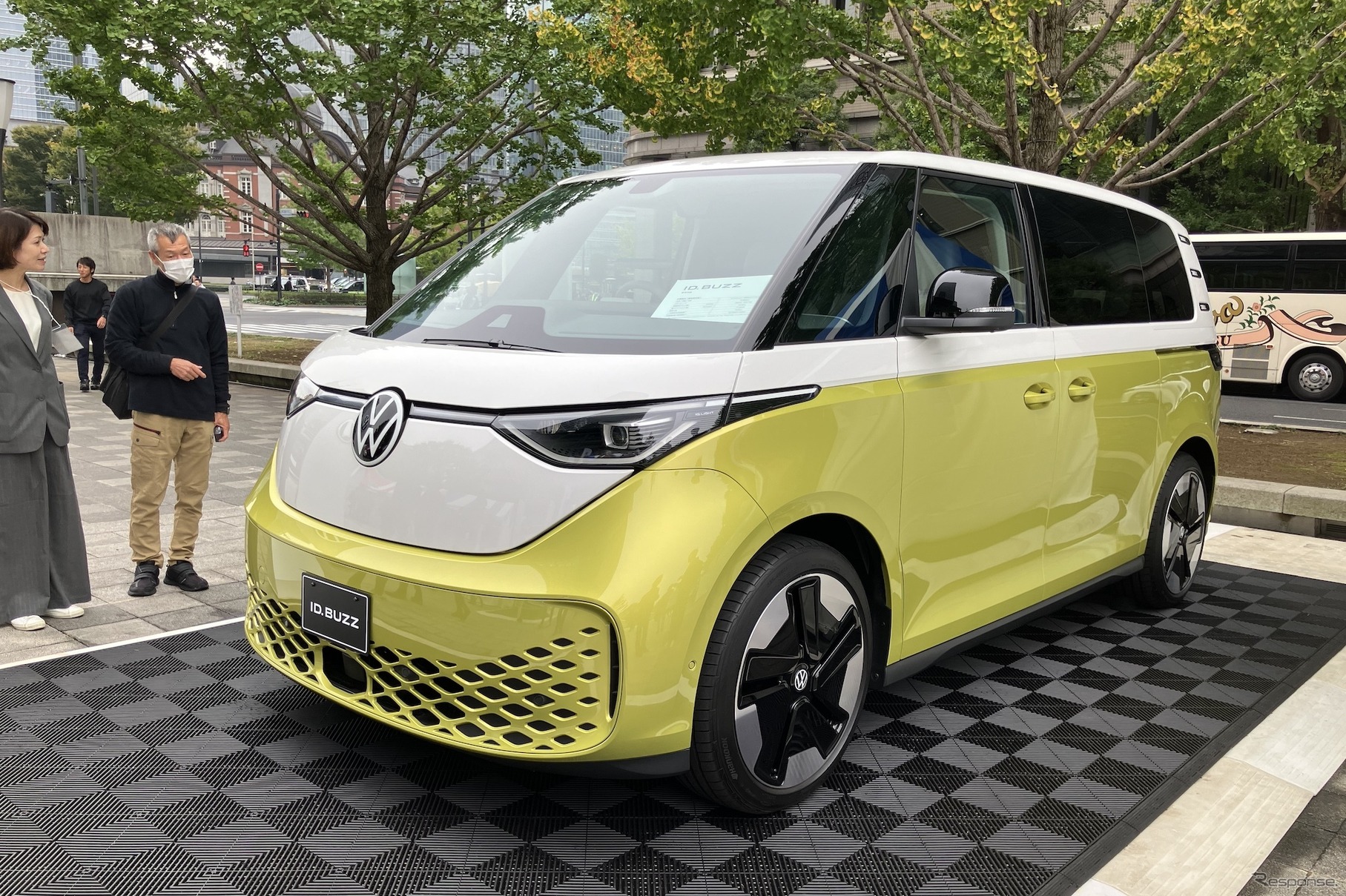 VW ID. Buzz 欧州仕様（写真は2024年、JAIAカーボンニュートラル促進イベント in 東京：行幸通り）