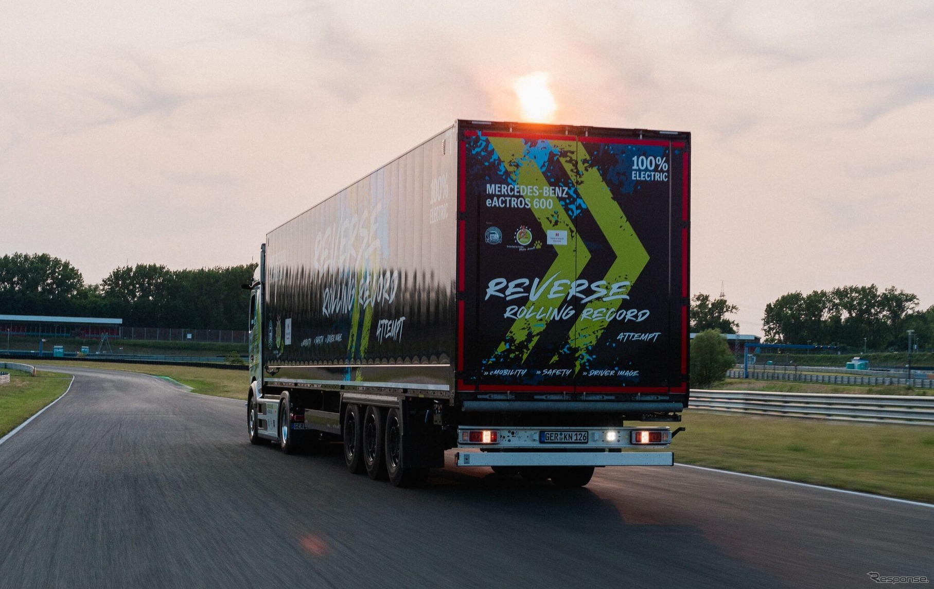 メルセデスベンツの新型電動トラック『eActros 600』が124.7kmをバック走行しギネス世界新記録達成