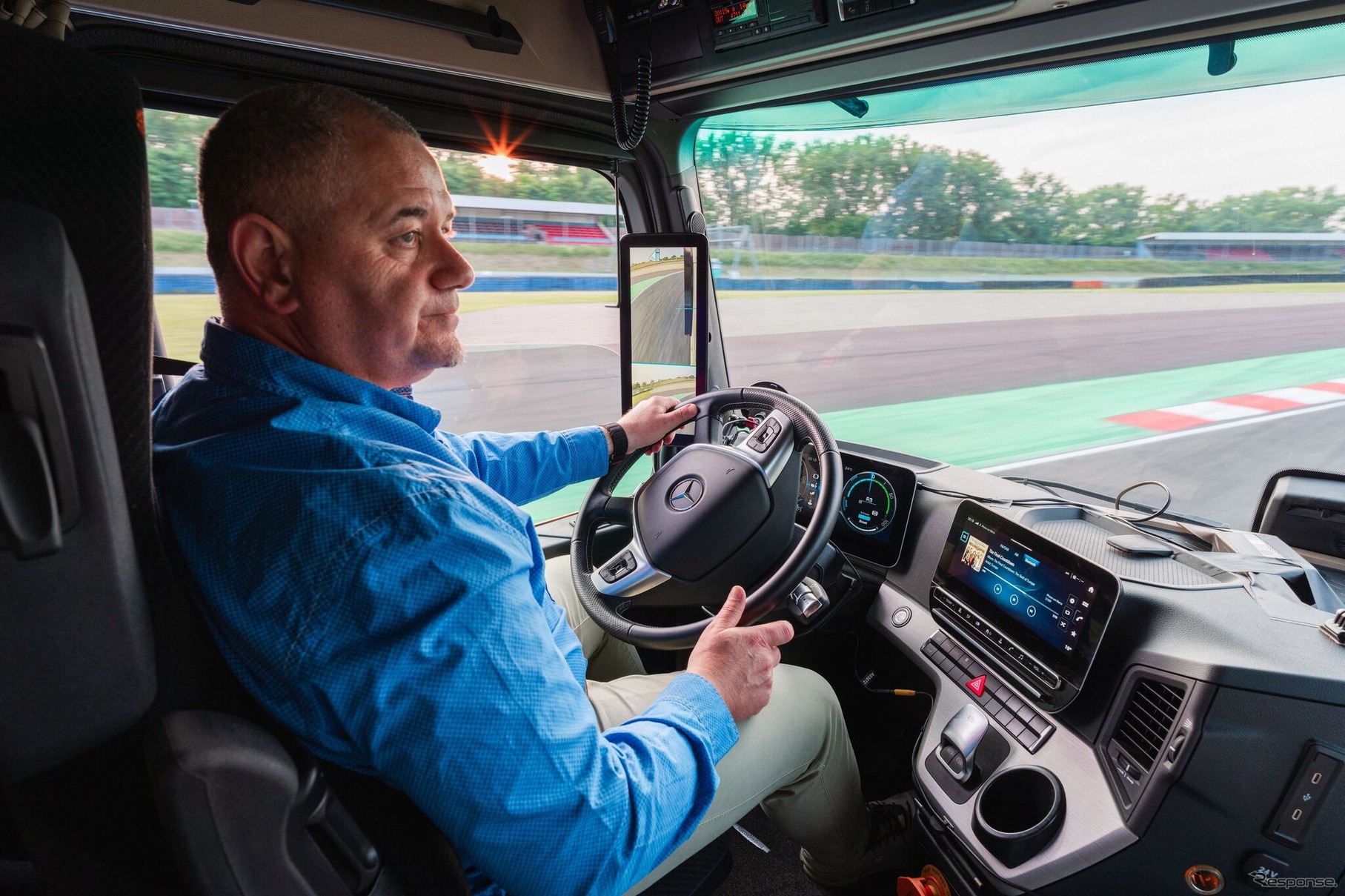 メルセデスベンツの新型電動トラック『eActros 600』が124.7kmをバック走行しギネス世界新記録達成
