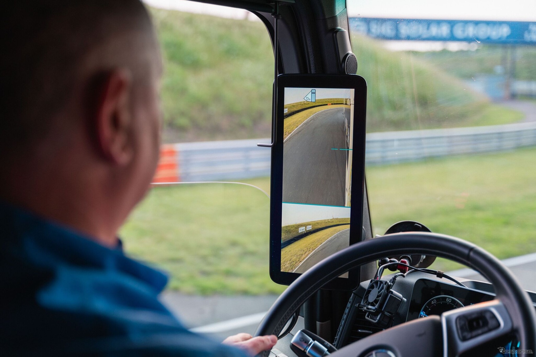 メルセデスベンツの新型電動トラック『eActros 600』が124.7kmをバック走行しギネス世界新記録達成