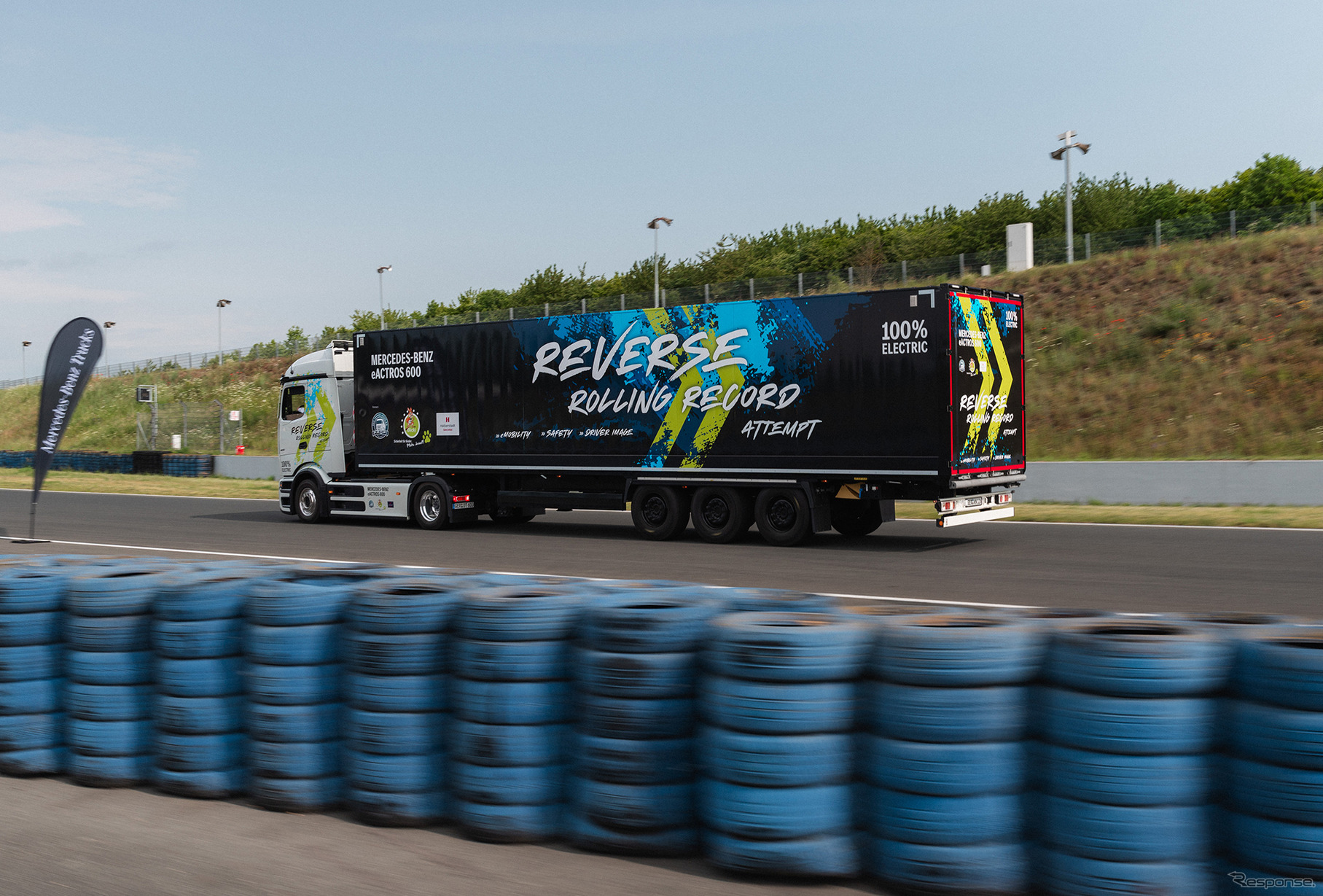 メルセデスベンツの新型電動トラック『eActros 600』が124.7kmをバック走行しギネス世界新記録達成